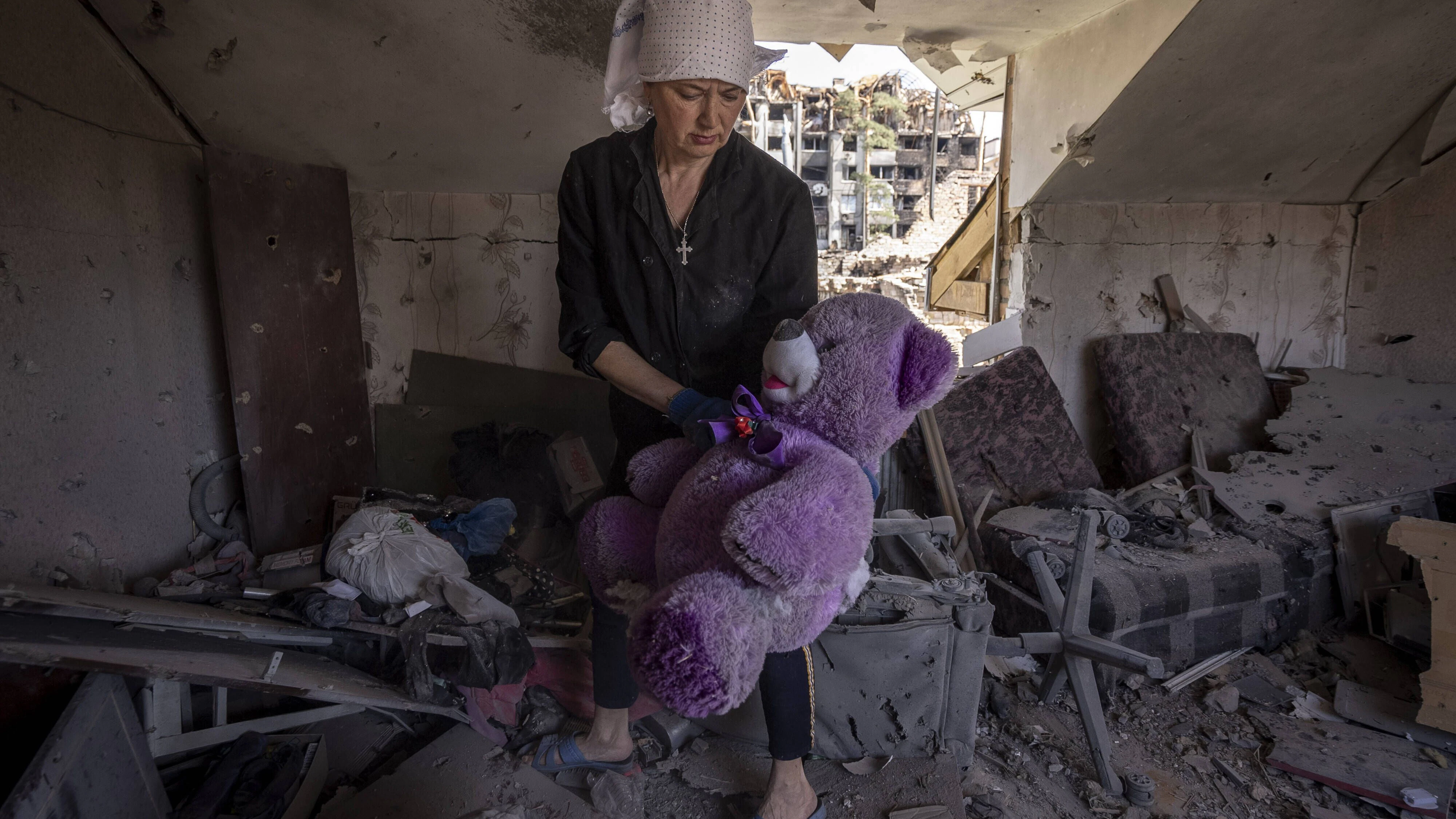 Svetlana Magyrovks, 58, holt einen riesigen lila Teddybären in einem Zimmer ihres Hauses, nachdem Russen Anfang März in Irpin  die Nachbarschaft beschossen hatten.