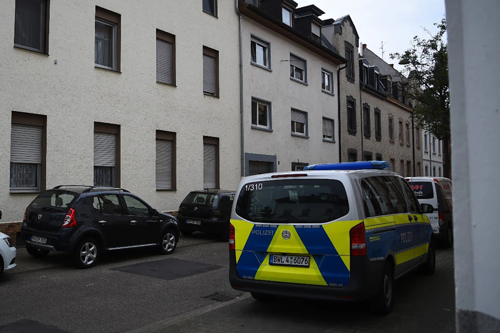 Dramatischer Einsatz: Messer-Mann verletzt sich selbst, Polizei schießt ins Bein – tot! DAS steht bisher fest