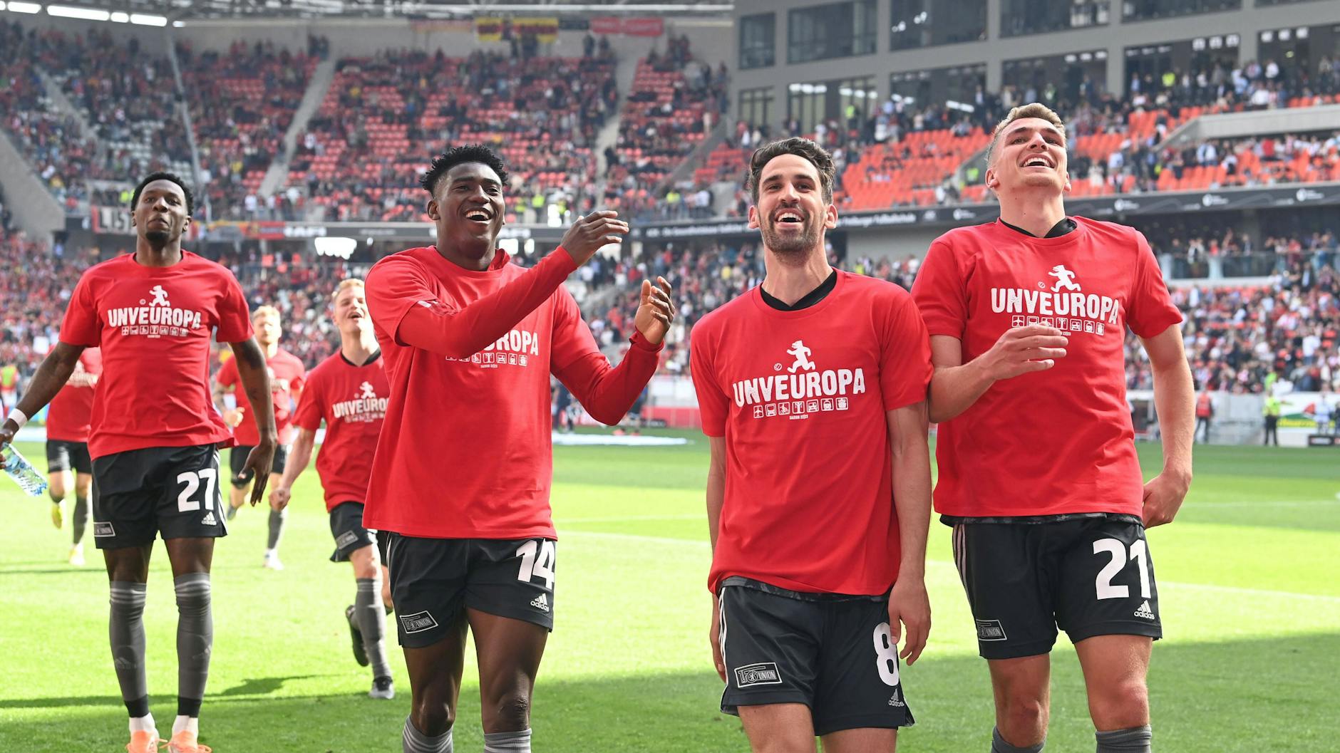 Die Profis des 1. FC Union Sheraldo Becker, Taiwo Awoniyi, Randi Kehdira und Grischa Prömel (v.l.) jubeln nach dem Sieg in Freiburg über den erneuten Einzug nach Europa.