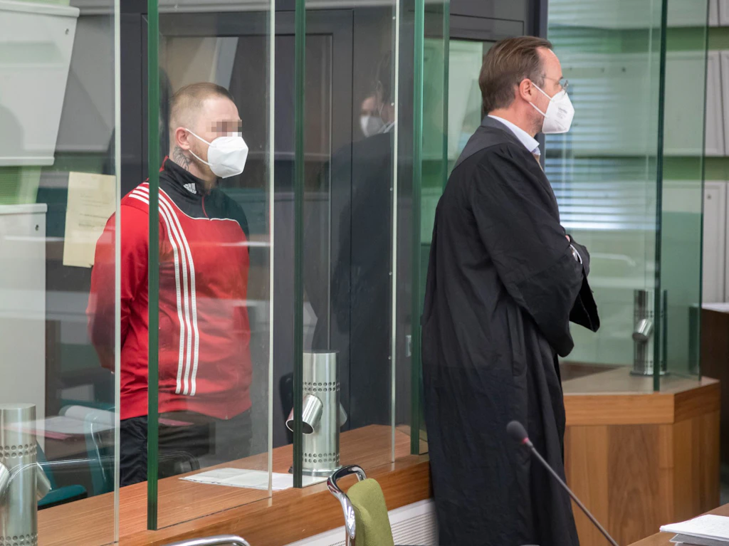 Dieser Muskelmann wollte einen Berliner Rentner aus der fahrenden S-Bahn prügeln