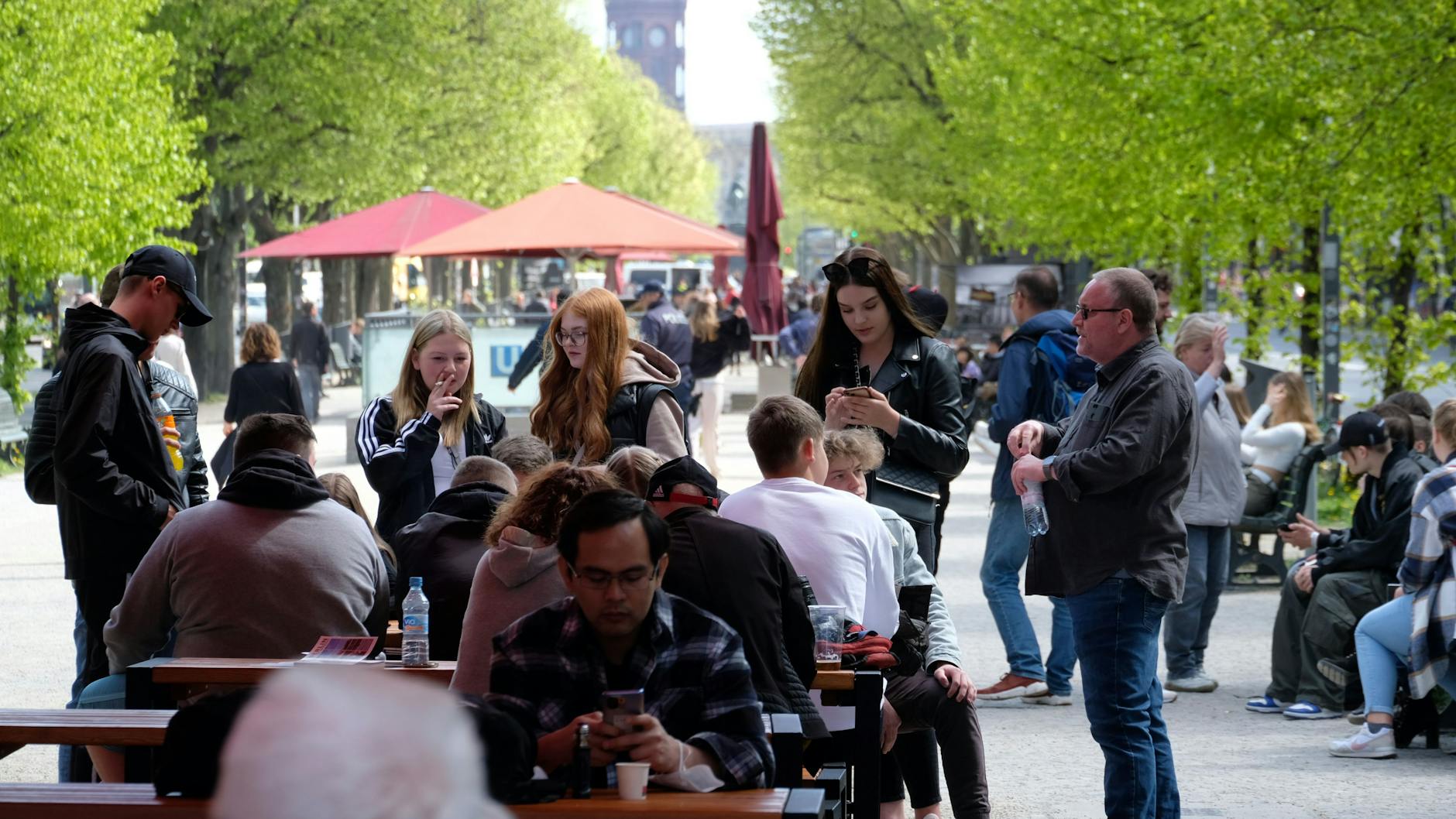 Touristen drängeln sich auf der Straße Unter den Linden in Berlin.