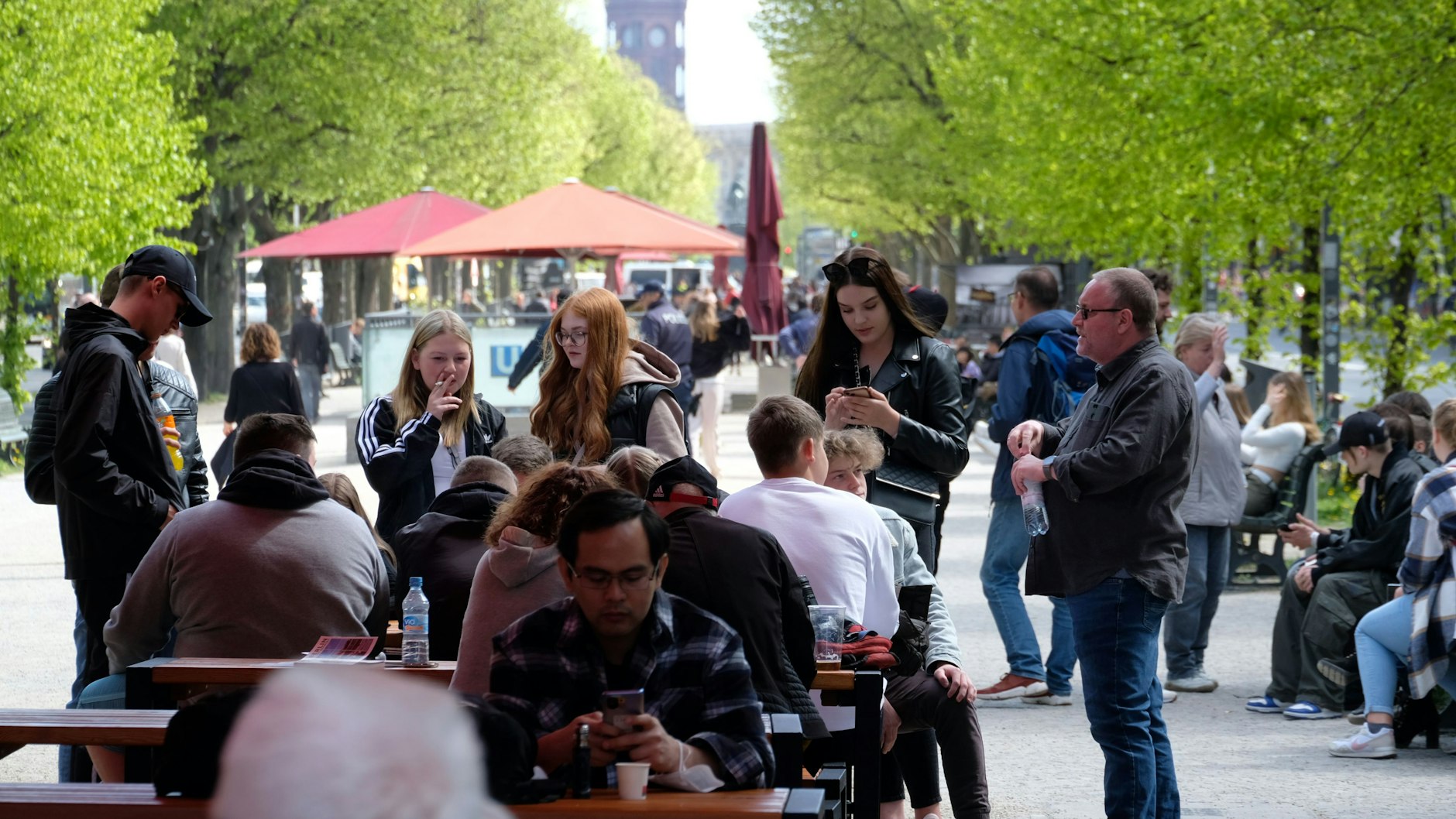 Touristen drängeln sich auf der Straße Unter den Linden in Berlin.