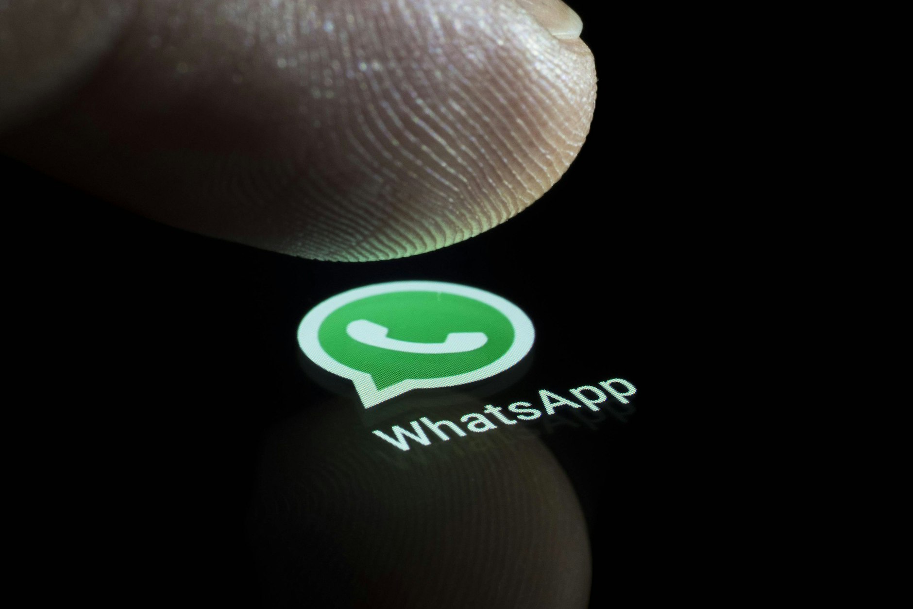 Whatsapp-Icon auf einem Display mit Finger