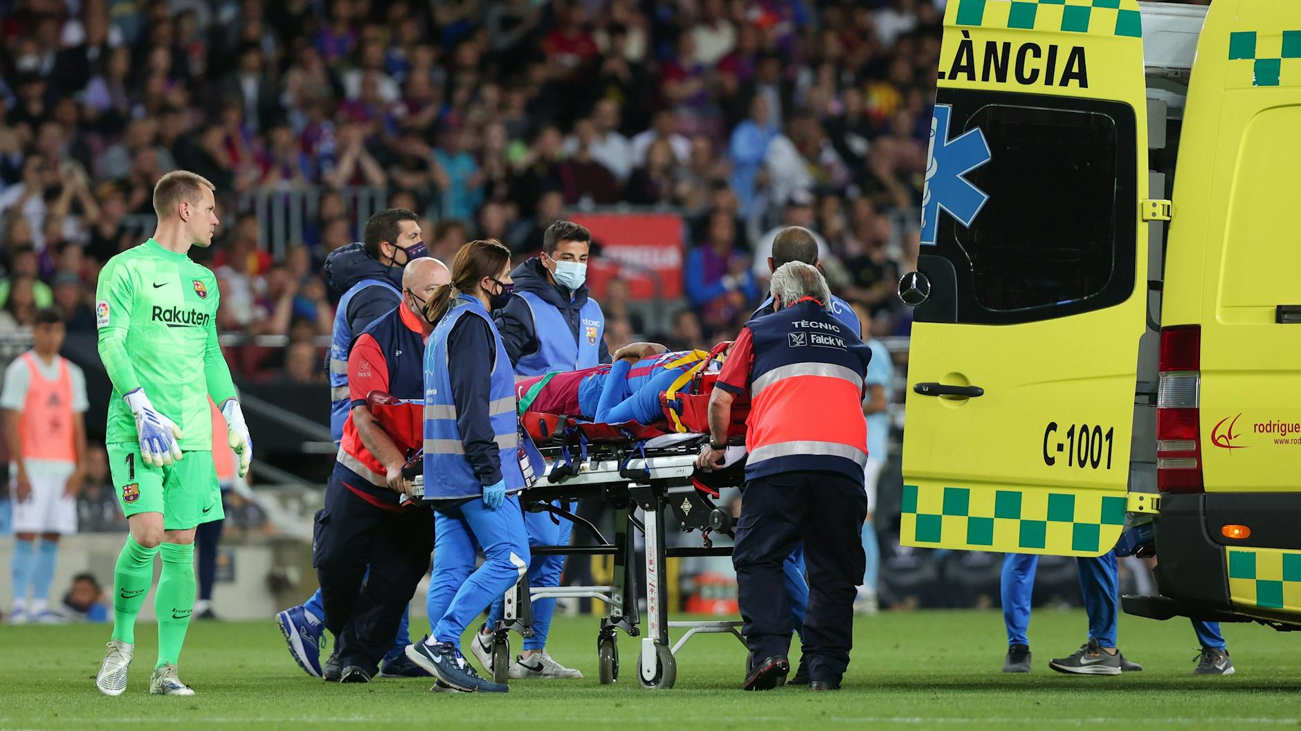 Ronald Araújo vom FC Barcelona wird auf dem Spielfeld in einen Krankenwagen geschoben. Rettungssanitäter bringen den Fußballstar in eine Klinik.