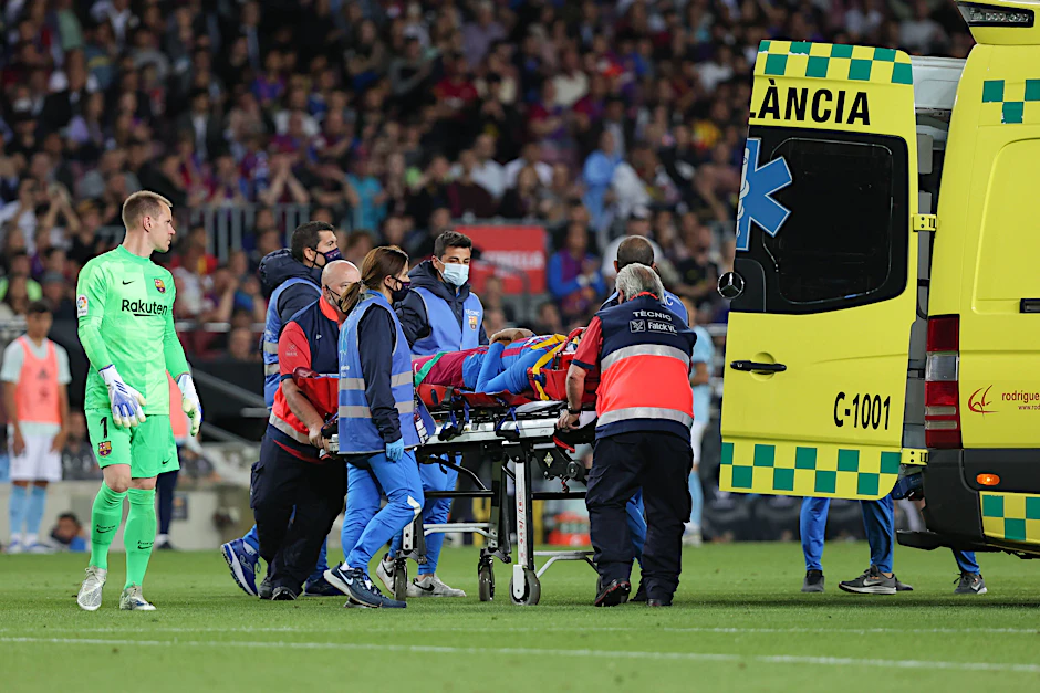 Ronald Araújo&nbsp;vom FC Barcelona wird auf dem Spielfeld in einen Krankenwagen geschoben. Rettungssanitäter bringen den Fußballstar in eine Klinik.