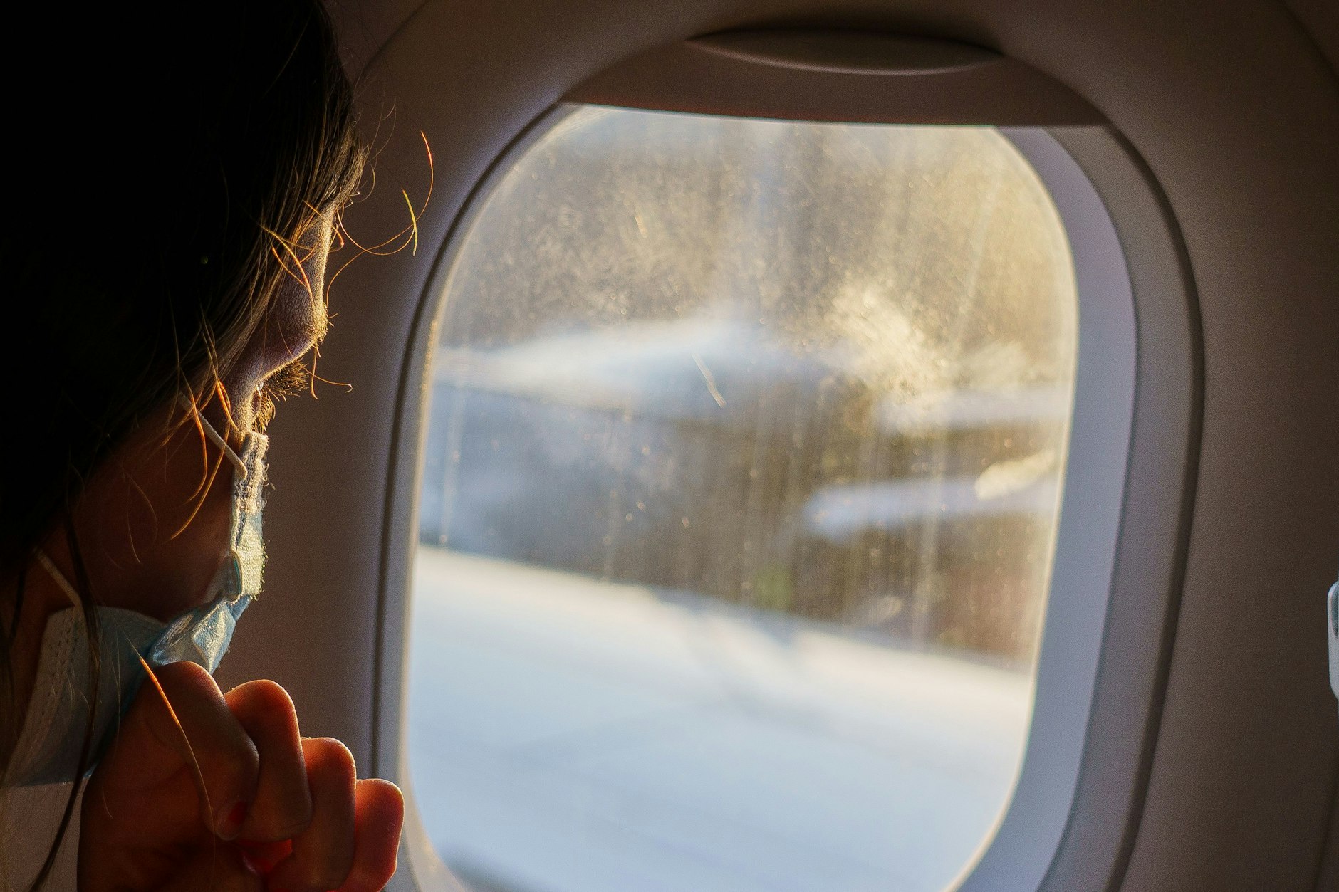 Fluggast mit Maske. Die zuständigen EU-Behörden haben damit begonnen, ihre Corona-Maßnahmen für den Luftverkehr zu lockern.