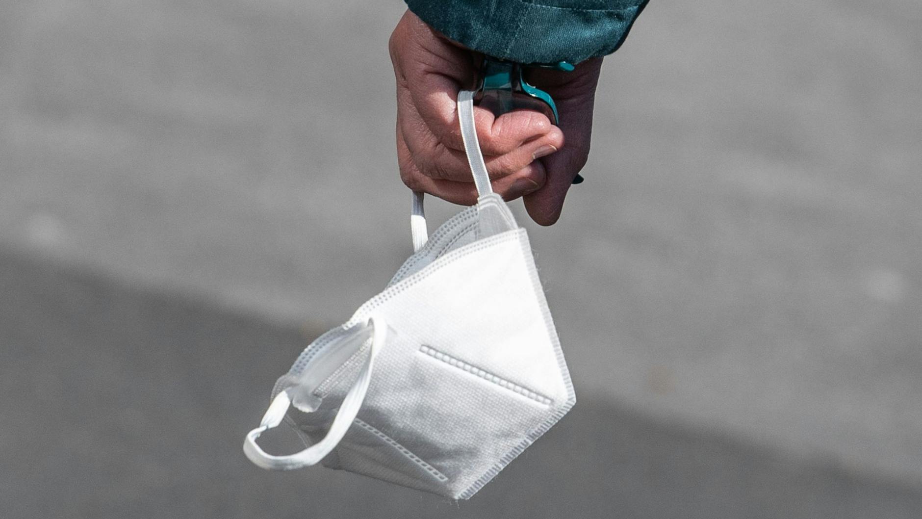 Die Maskenpflicht bei Flugreisen ist ab kommenden Montag aufgehoben (Symbolbild).