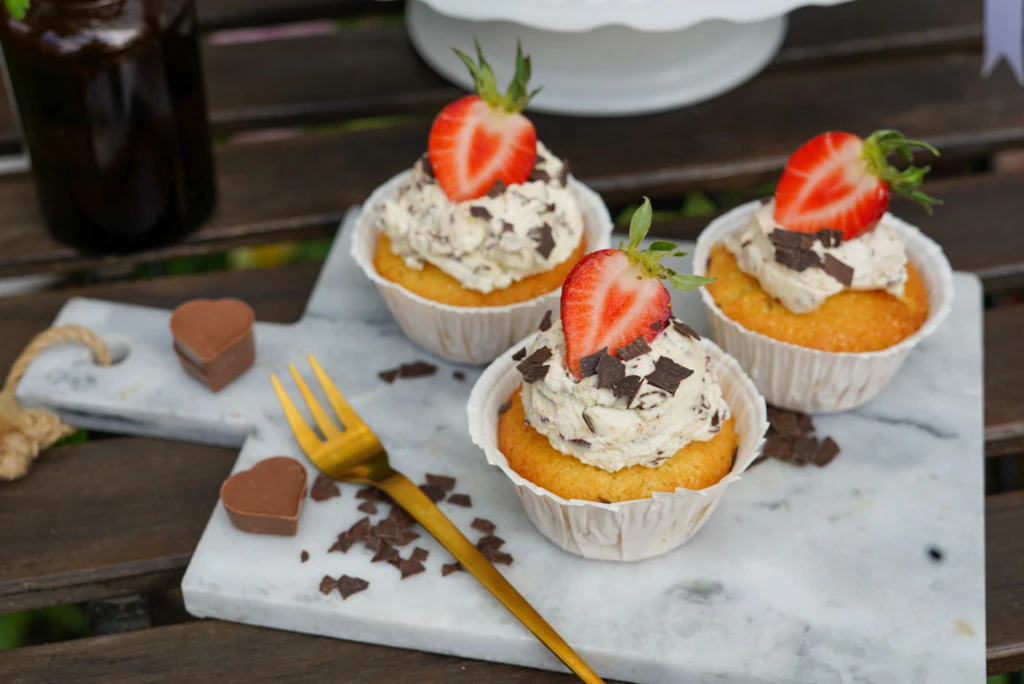 Rezept für eine süße Versuchung: Erdbeer-Mini-Kuchen mit Stracciatella-Frosting