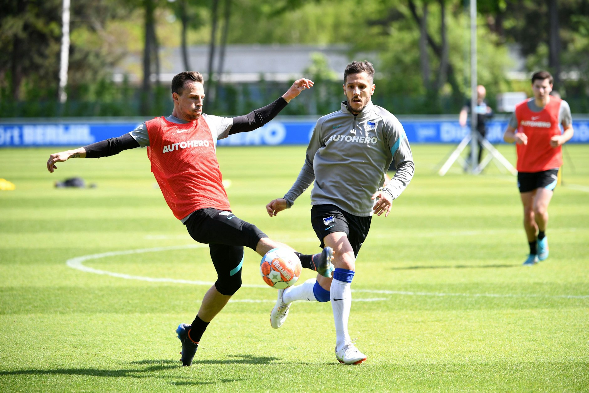 Herthas Stevan Jovetic (r.) mischte Mittwoch wieder im Training mit, hier ein Zweikampf mit Vladimir Darida.