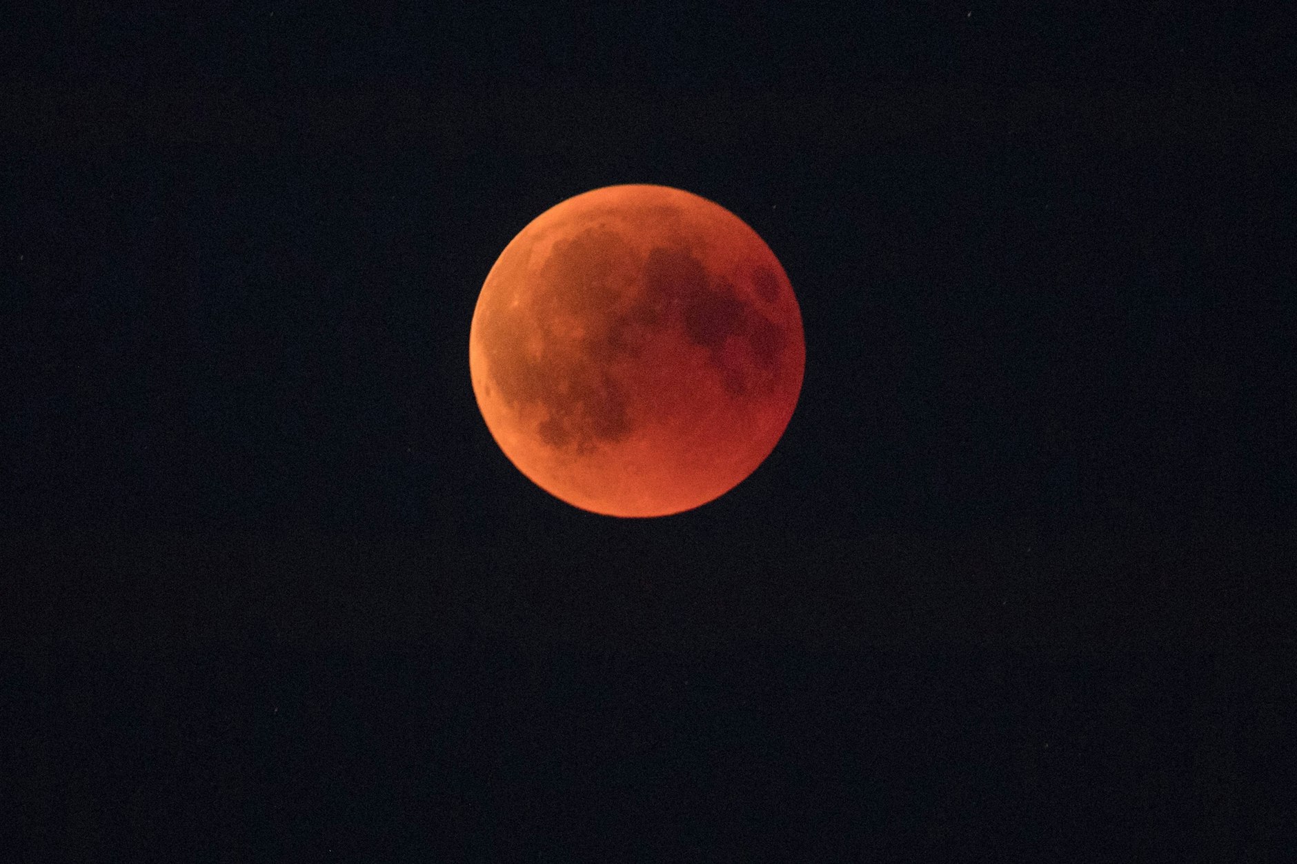 Ein sogenannter Blutmond kann in der Nacht von Donnerstag auf Freitag gesehen werden.