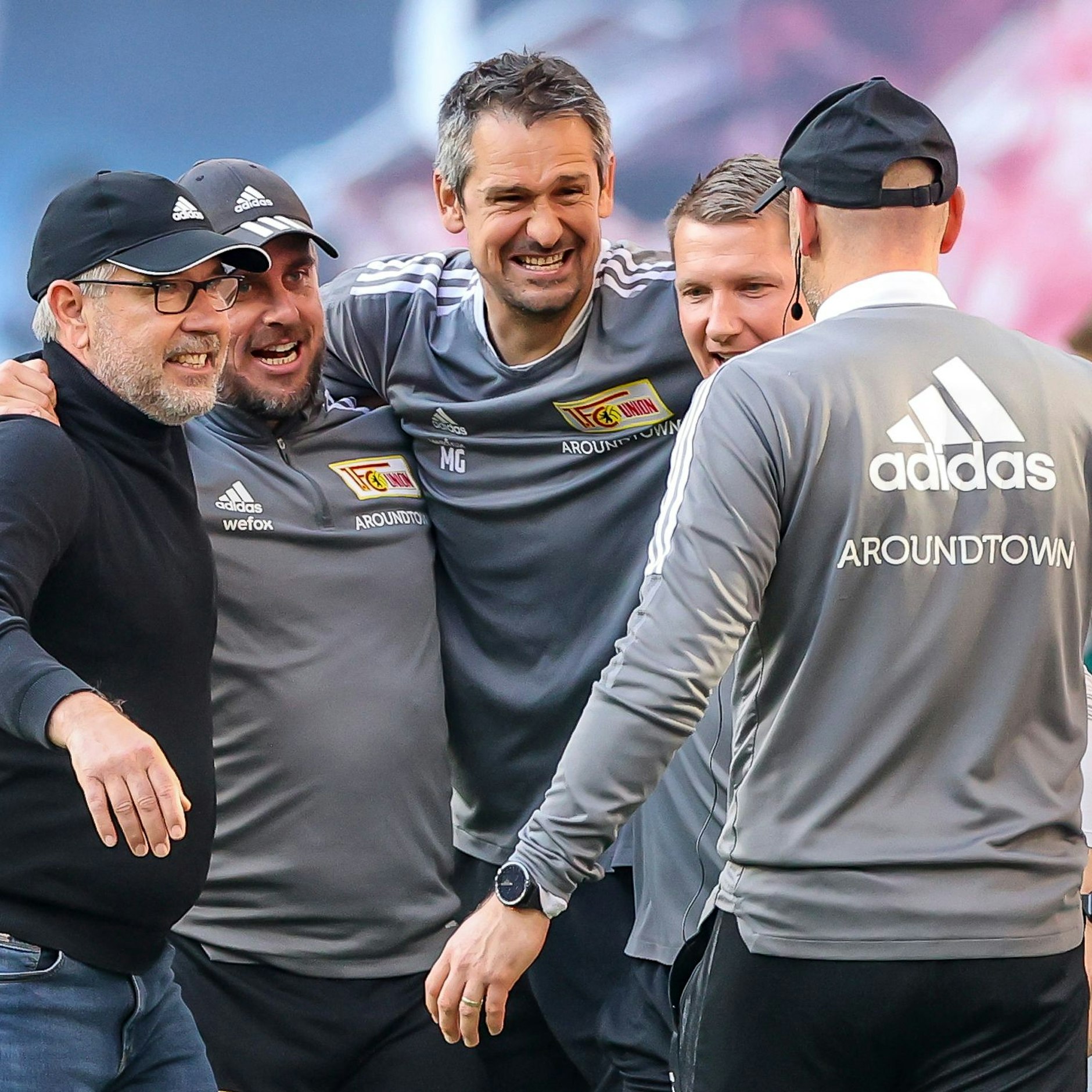 Unions Trainer Urs Fischer (l.) legt großen Wert darauf, dass sein Trainerstab ein Teil des Erfolgsgeheimnisses ist.