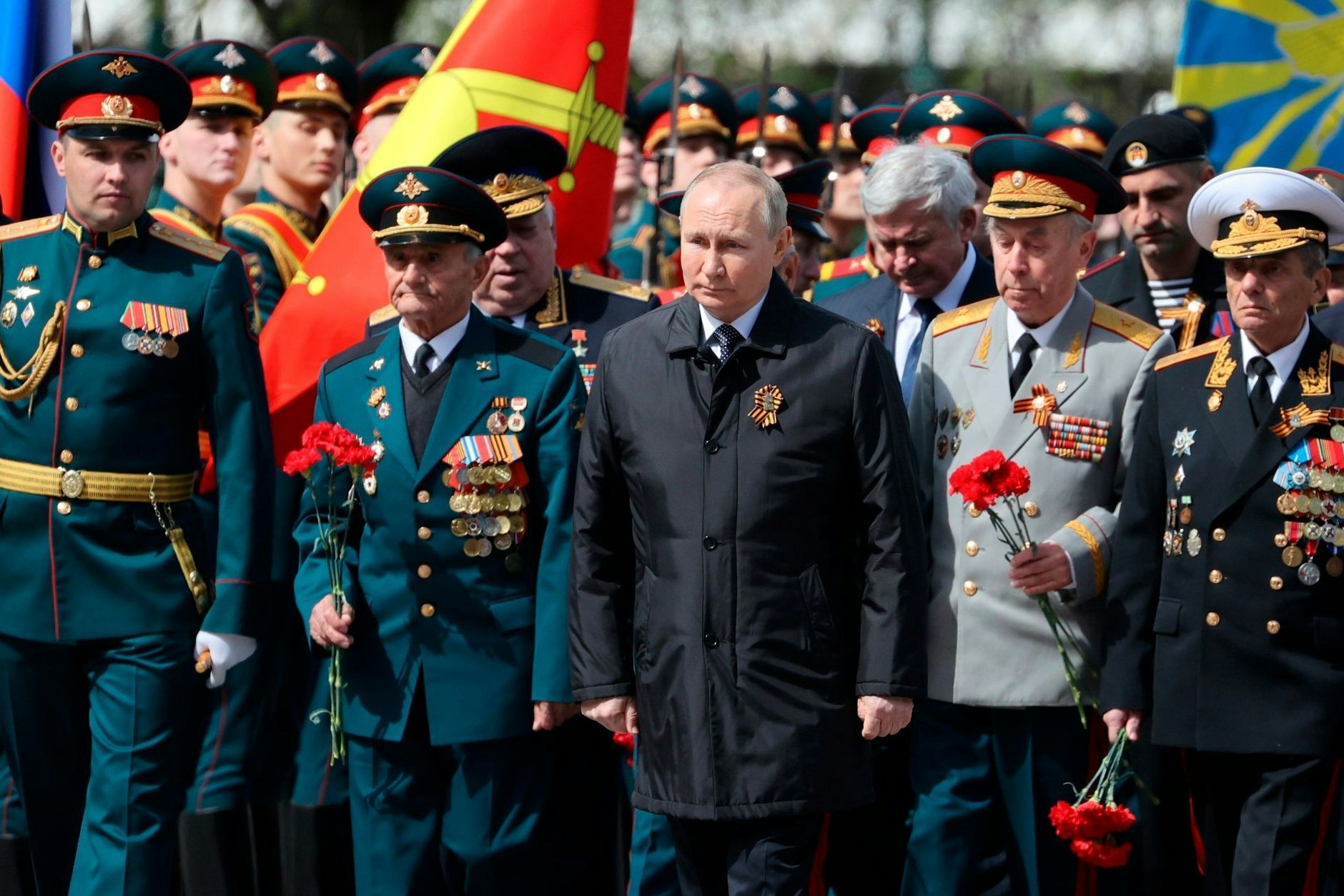 Begleitet von Veteranen des Zweiten Weltkriegs geht der russische Präsident im Anschluss an die Militärparade zum Tag des Sieges in Moskau zu einer Kranzniederlegung am Grab des unbekannten Soldaten.