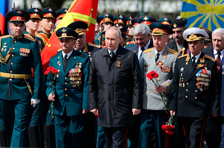 Begleitet von Veteranen des Zweiten Weltkriegs geht der russische Präsident im Anschluss an die Militärparade zum Tag des Sieges in Moskau zu einer Kranzniederlegung am Grab des unbekannten Soldaten.
