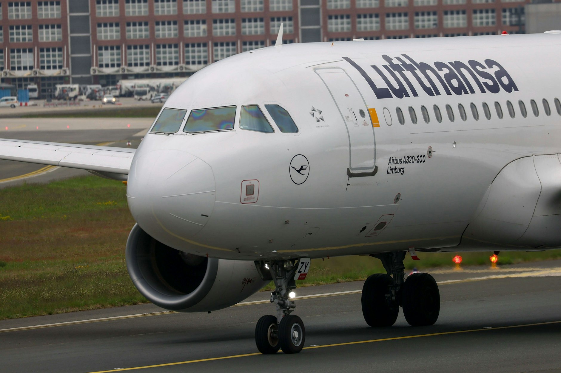 Lufthansa unter Druck. Wegen der Verweigerung einer FFP-Maske durch Einzelne wurde eine ganze Reisegruppe bestraft.