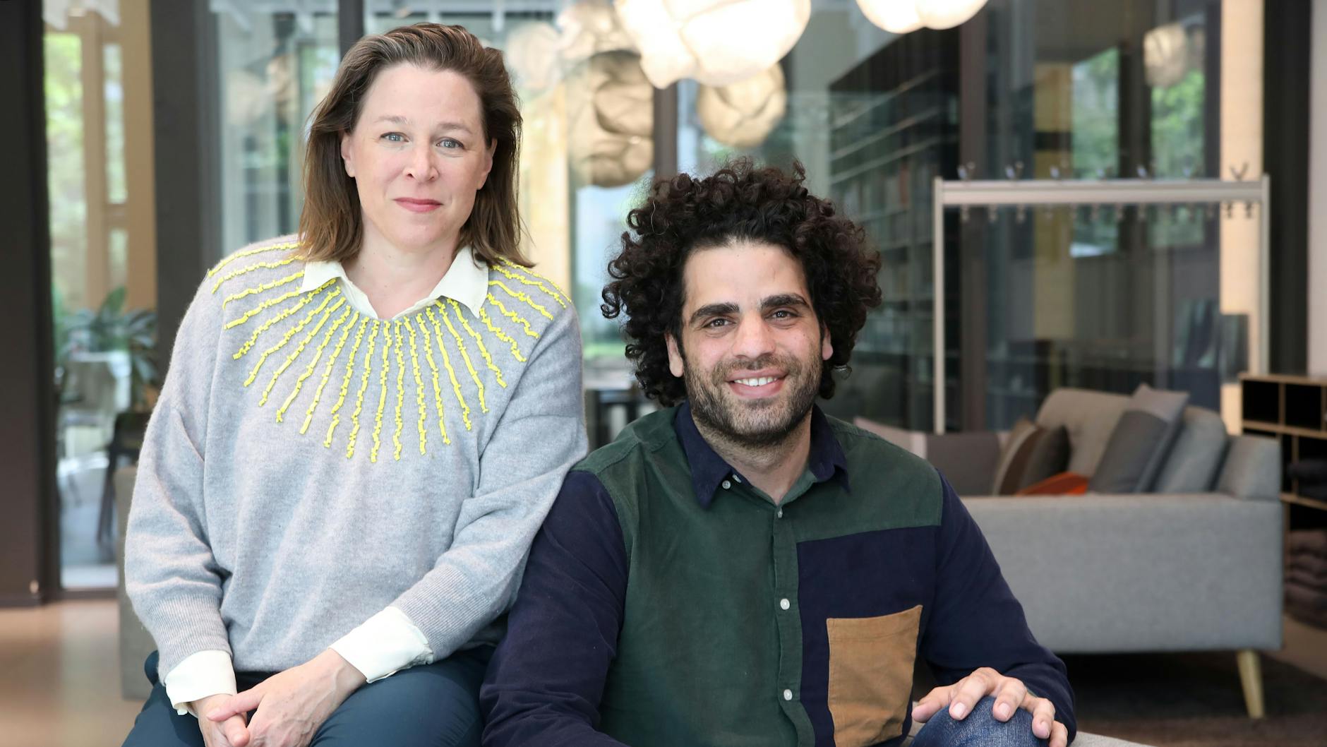 Annika Reich und Ahmad Katlesh vom Projekt Weiter Schreiben im Café des Berliner Verlags