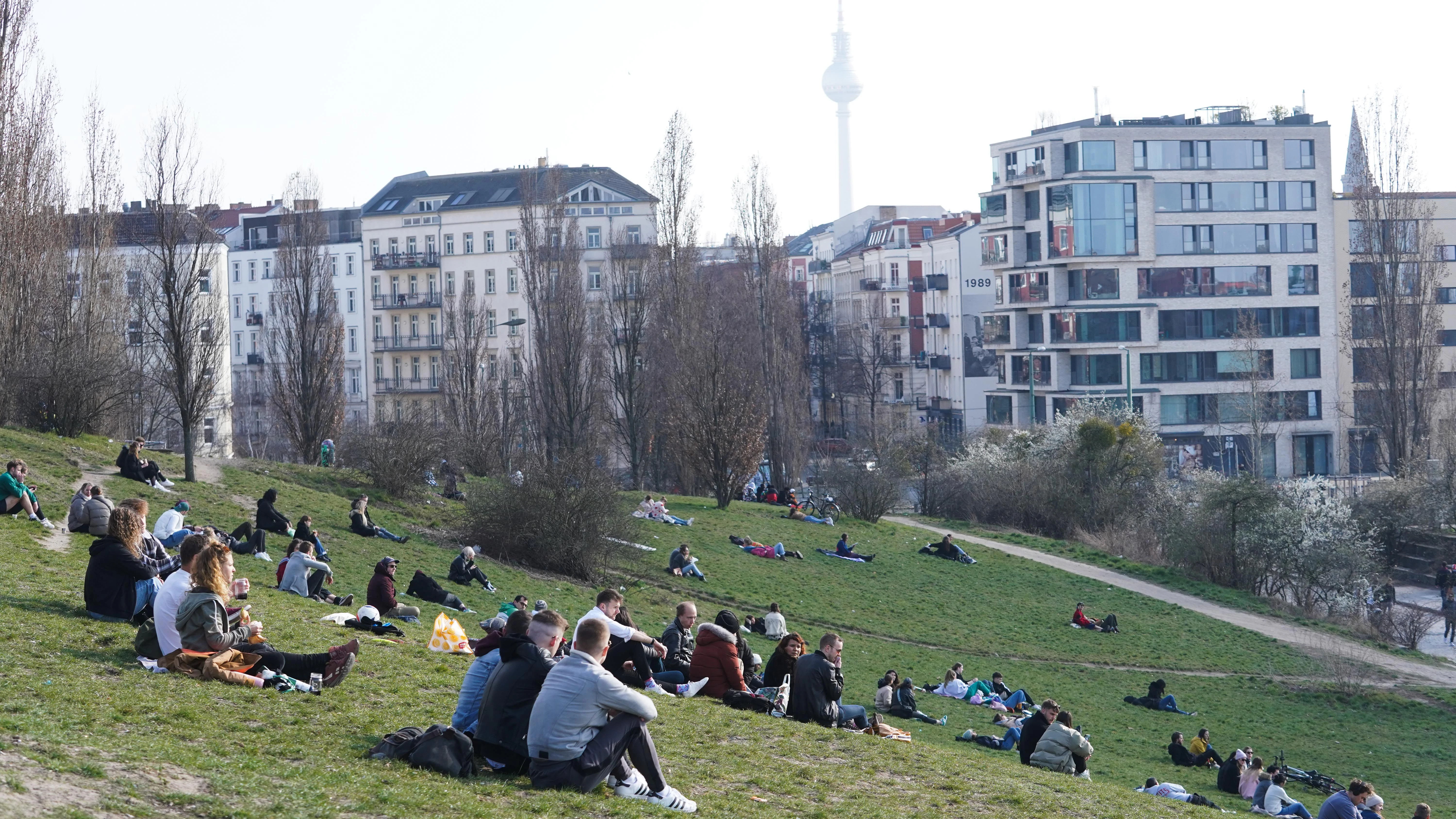 Hier wird man Jörg Thadeusz eher nicht antreffen: auf der Wiese im Mauerpark in Prenzlauer Berg.