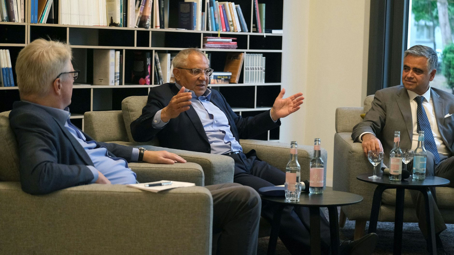 Felix Magath, hier zusammen mit Berlinlounge-Initiator Said Yasavoli (r.) und Moderator Jörg Conradt (l.), stand den Gästen im Berliner Verlag Rede und Antwort.