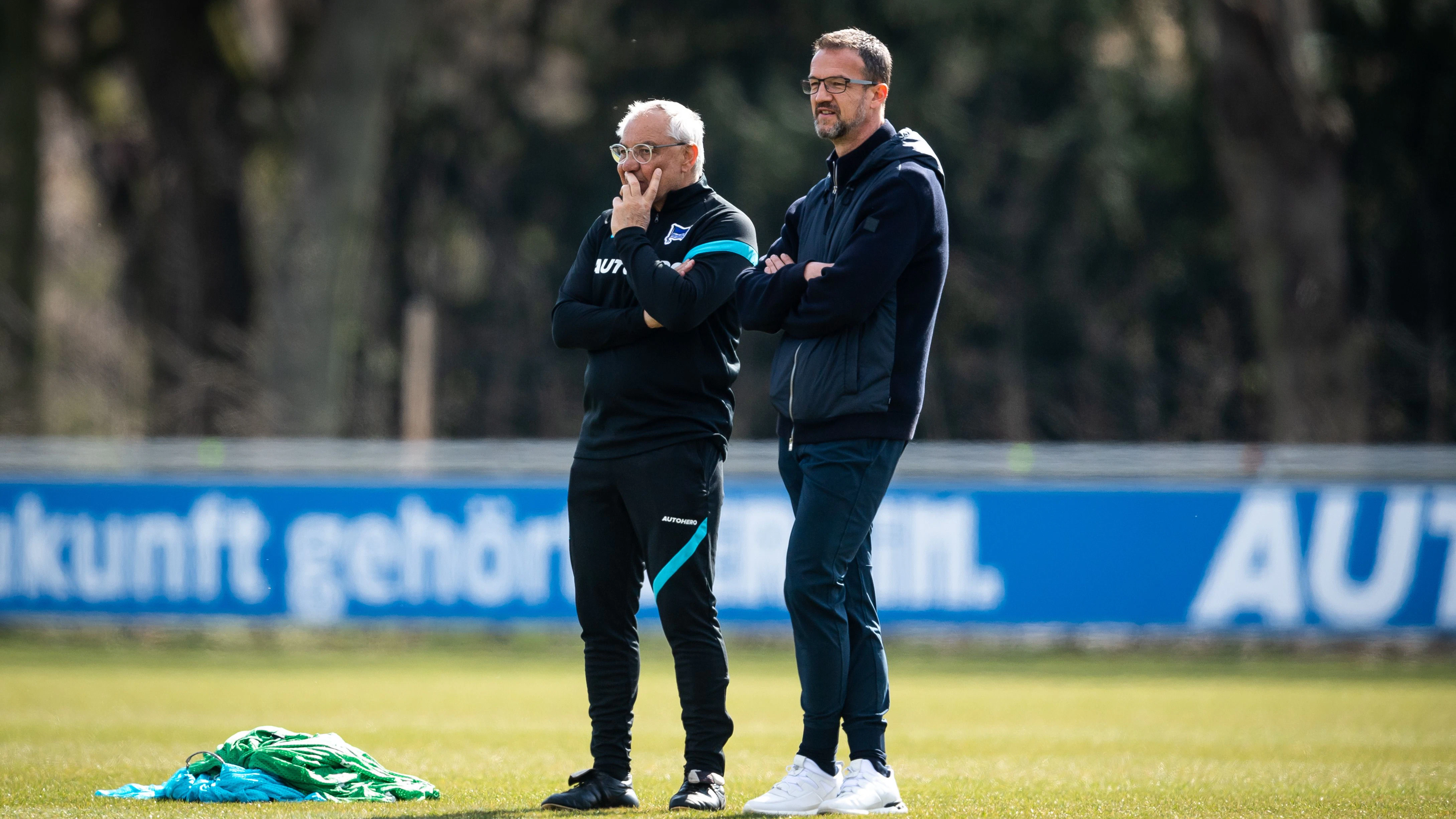 Hertha-Sportchef Fredi Bobic (r.) kündigt für die neue Saison einen Umbruch an. Trainer Felix Magath soll diesen wohl nicht vorantreiben.