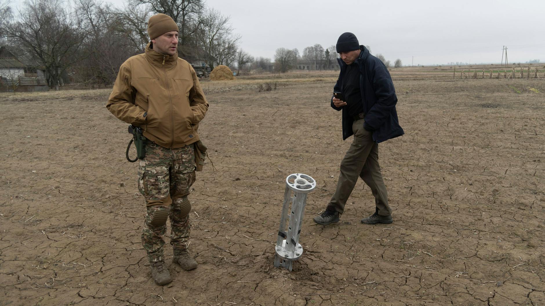 Ukrainische Soldaten inspizieren nahe der Stadt Tschernihiw eine Streubombe.