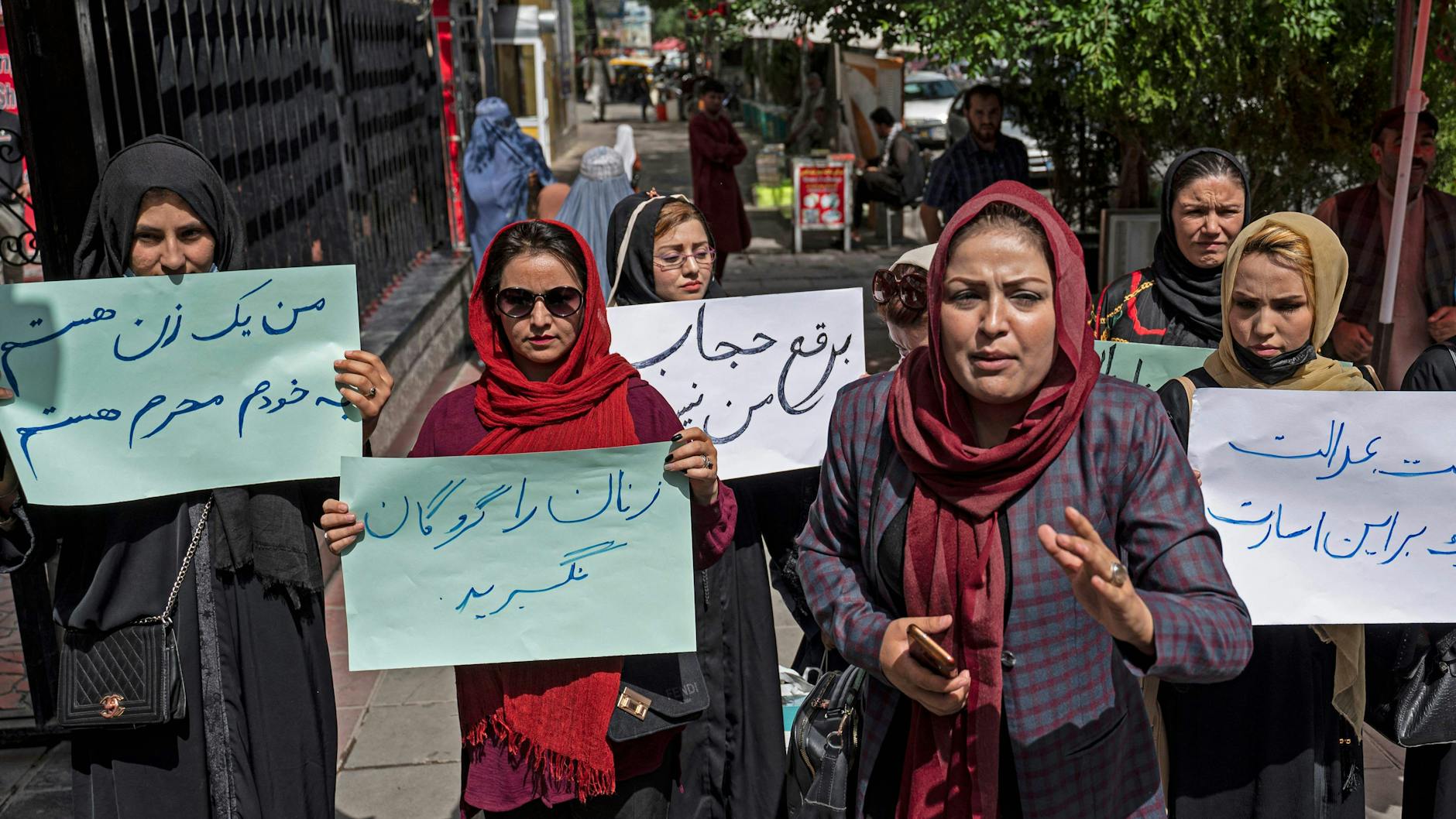 Der Westen versprach vor allem den afghanischen Frauen Freiheit. Hier protestiert eine Gruppe von ihnen gegen die Pflicht eine Burka tragen zu müssen, die die Taliban eingeführt haben.
