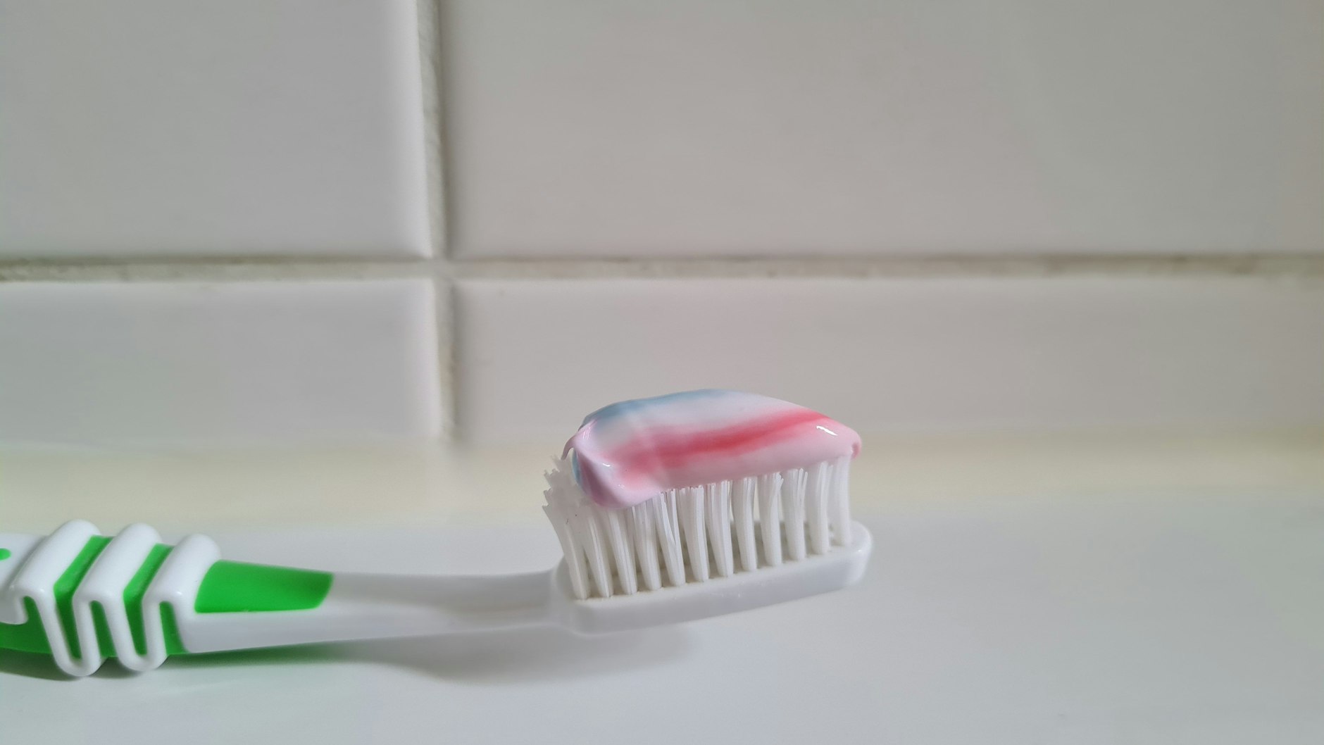 Mit Zahnpasta und einer alten Zahnbürste kriegt man Fugen wieder weiß.