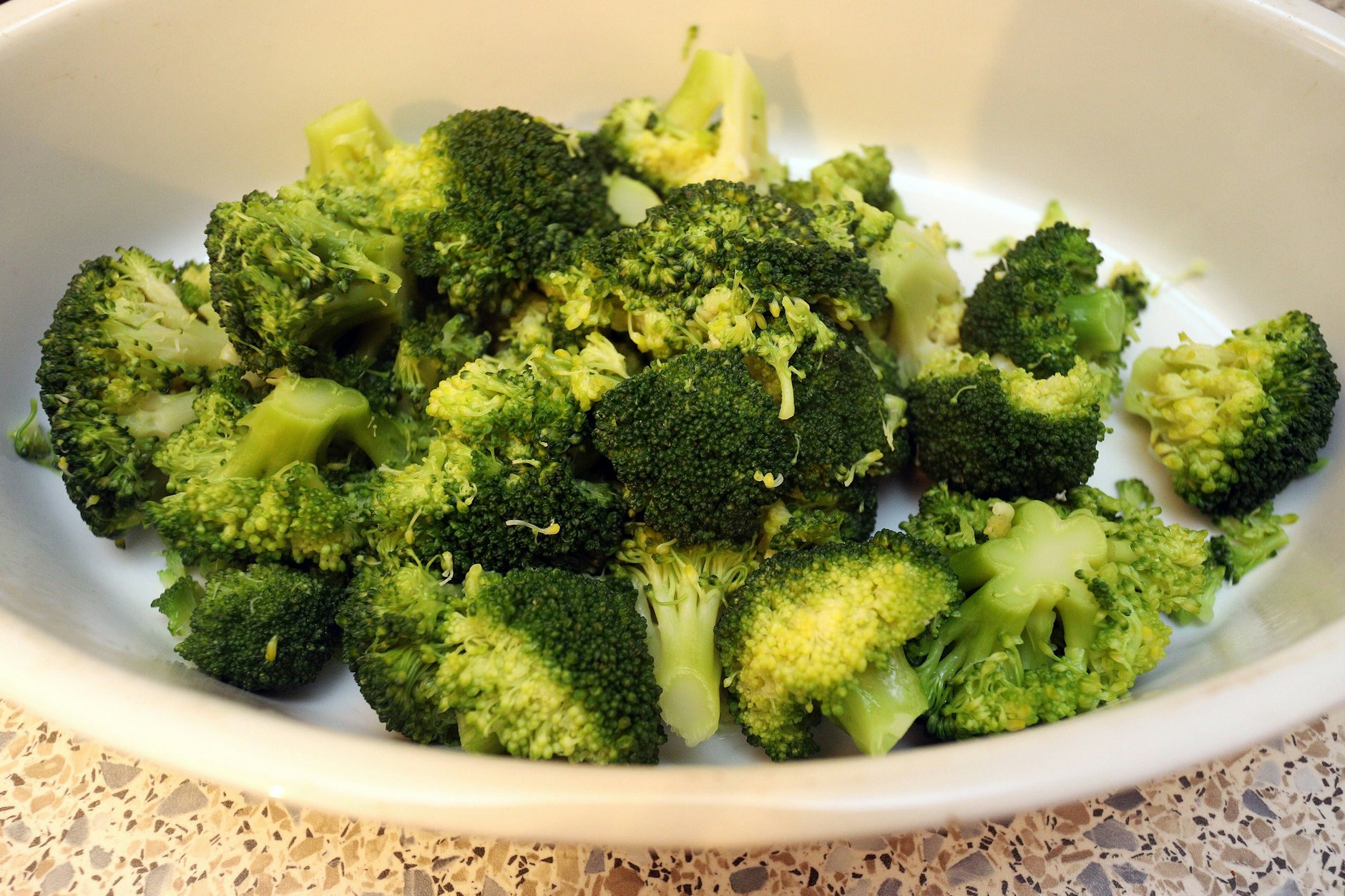 Gekochter Brokkoli mit Vinaigrette ist einfach und lecker.