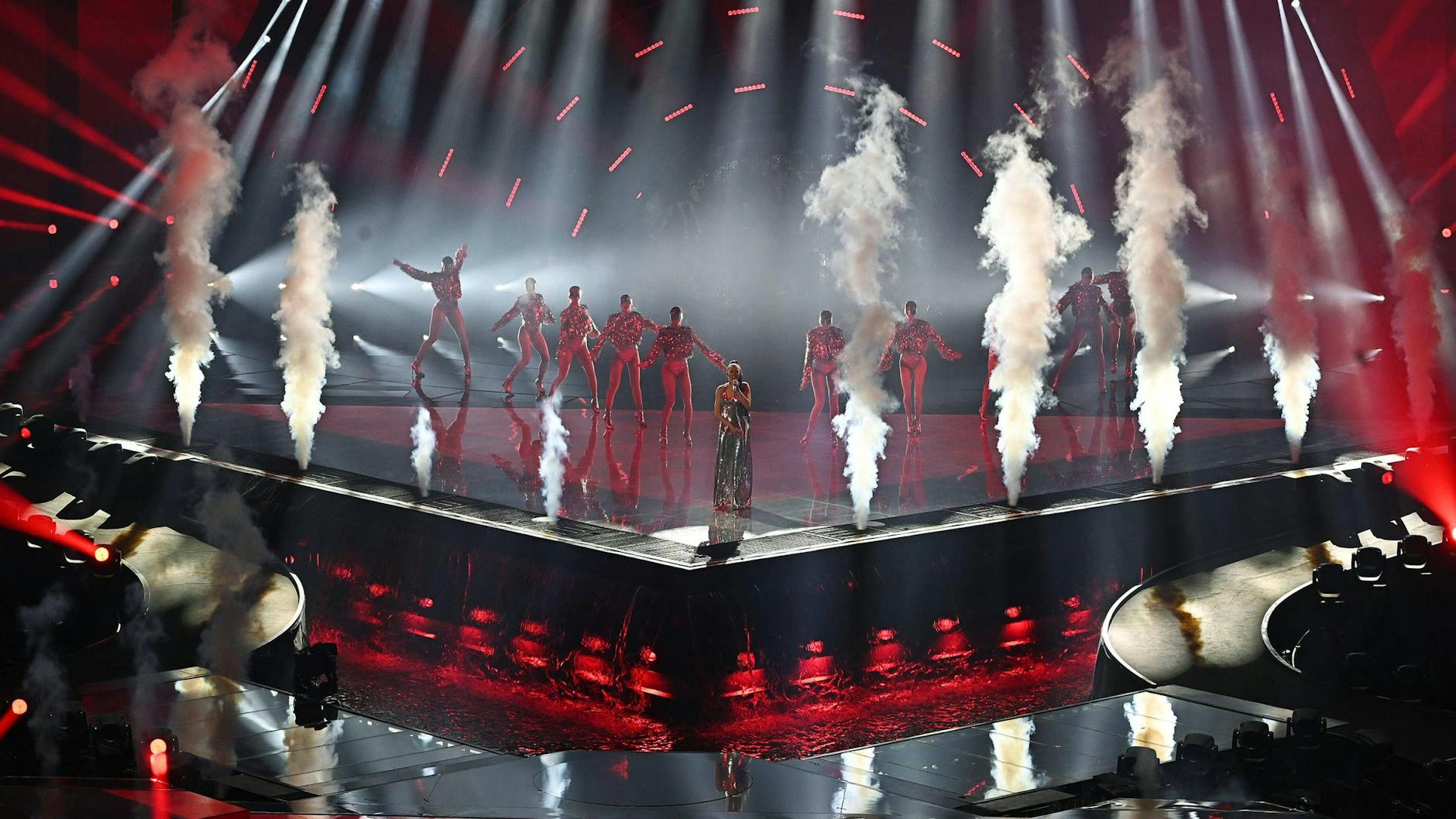 Nicht jedes Land ist darüber erfreut, den ESC austragen zu dürfen. Denn die Show ist alles andere als günstig, wie man schon auf diesem Foto von der Eröffnung des Festivals erahnen kann.