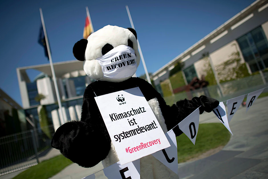 Aktivisten von WWF demonstrieren vor dem Kanzleramt. Die Beschäftigten haben derzeit vor allem interne Probleme.