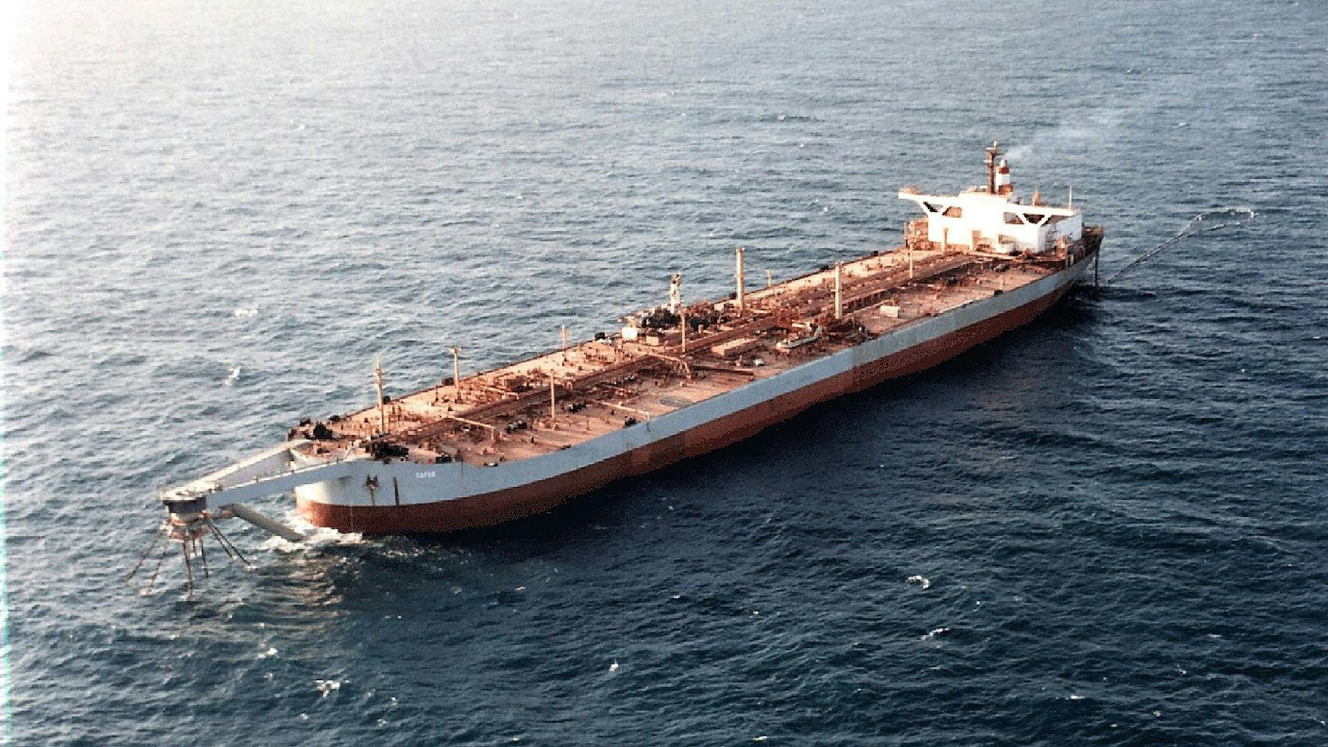 Der verwahrloste Öltanker „Safer“ liegt seit Jahren vor der Küste des Jemen. Im Inneren des Tankers befinden sich 1,1 Millionen Barrel Rohöl.