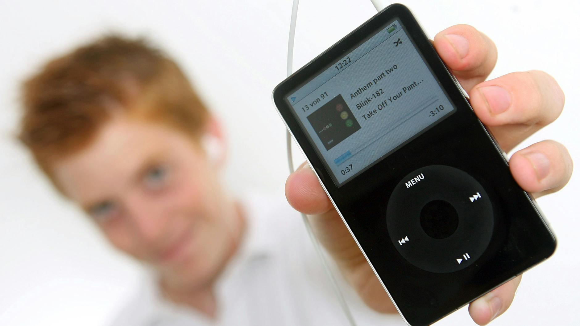 Ein Junge hält einen iPod in der Hand.
