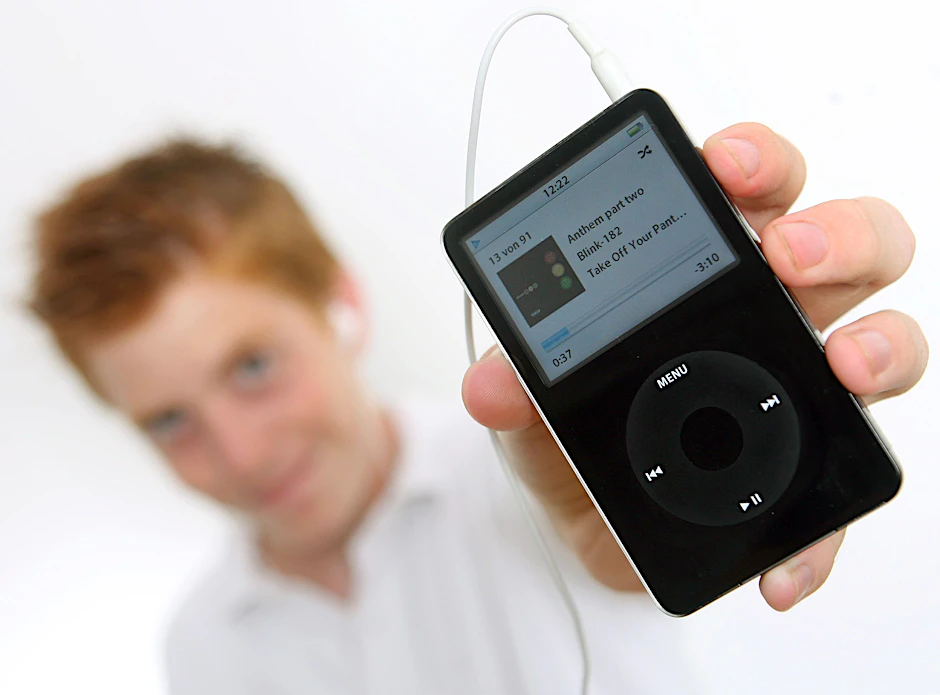 Ein Junge hält einen iPod in der Hand.
