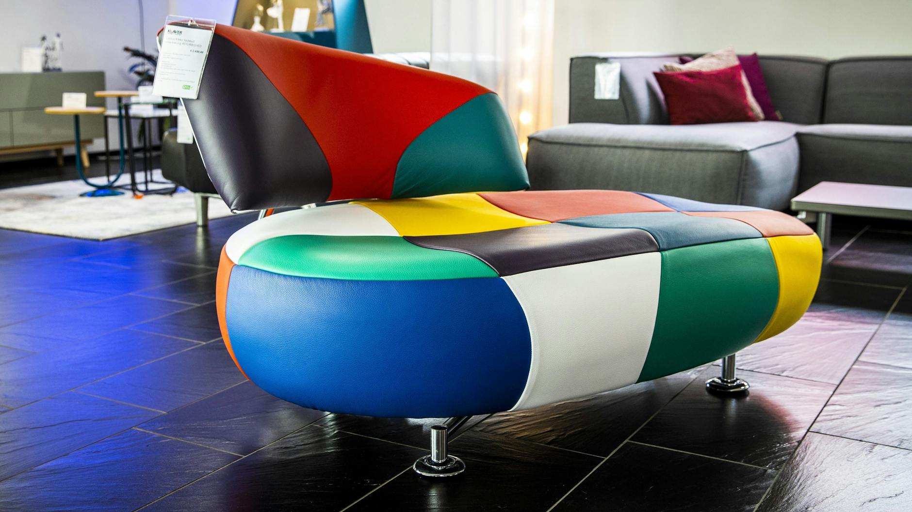 Ist das vielleicht das hässlichste Sofa der Welt, gar des ganzen Universums? Die Chancen stehen jedenfalls nicht schlecht.