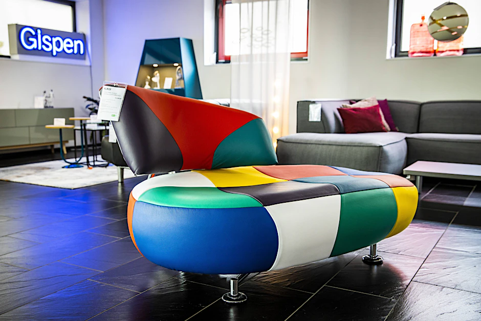 Ist das vielleicht das hässlichste Sofa der Welt, gar des ganzen Universums? Die Chancen stehen jedenfalls nicht schlecht.