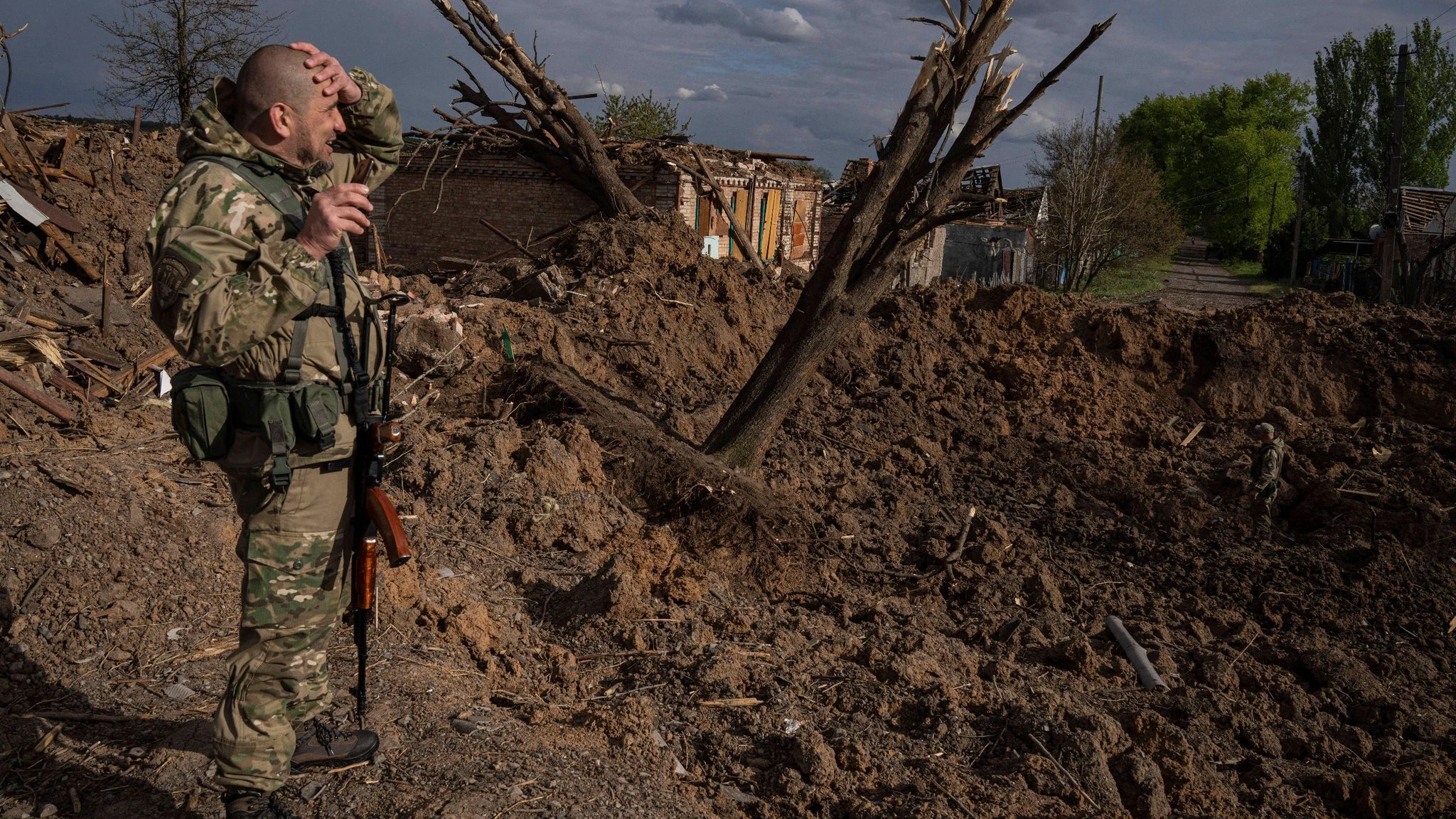 Ein ukrainischer Soldat inspiziert nach einem russischen Luftangriff in Bachmut das Terrain. 