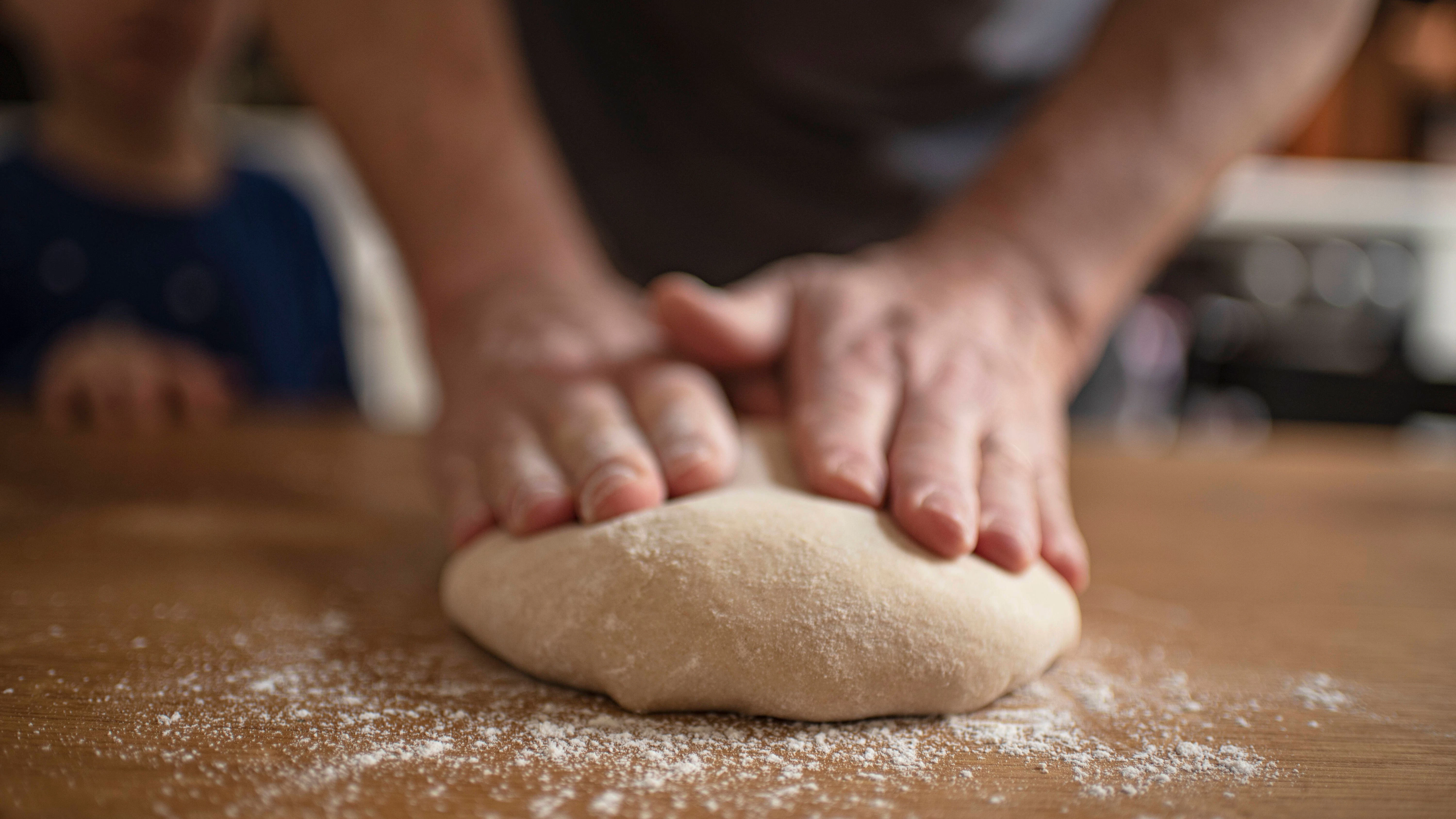 Insgesamt sollte der Pizzateig mindestens 15 Minuten geknetet werden. 