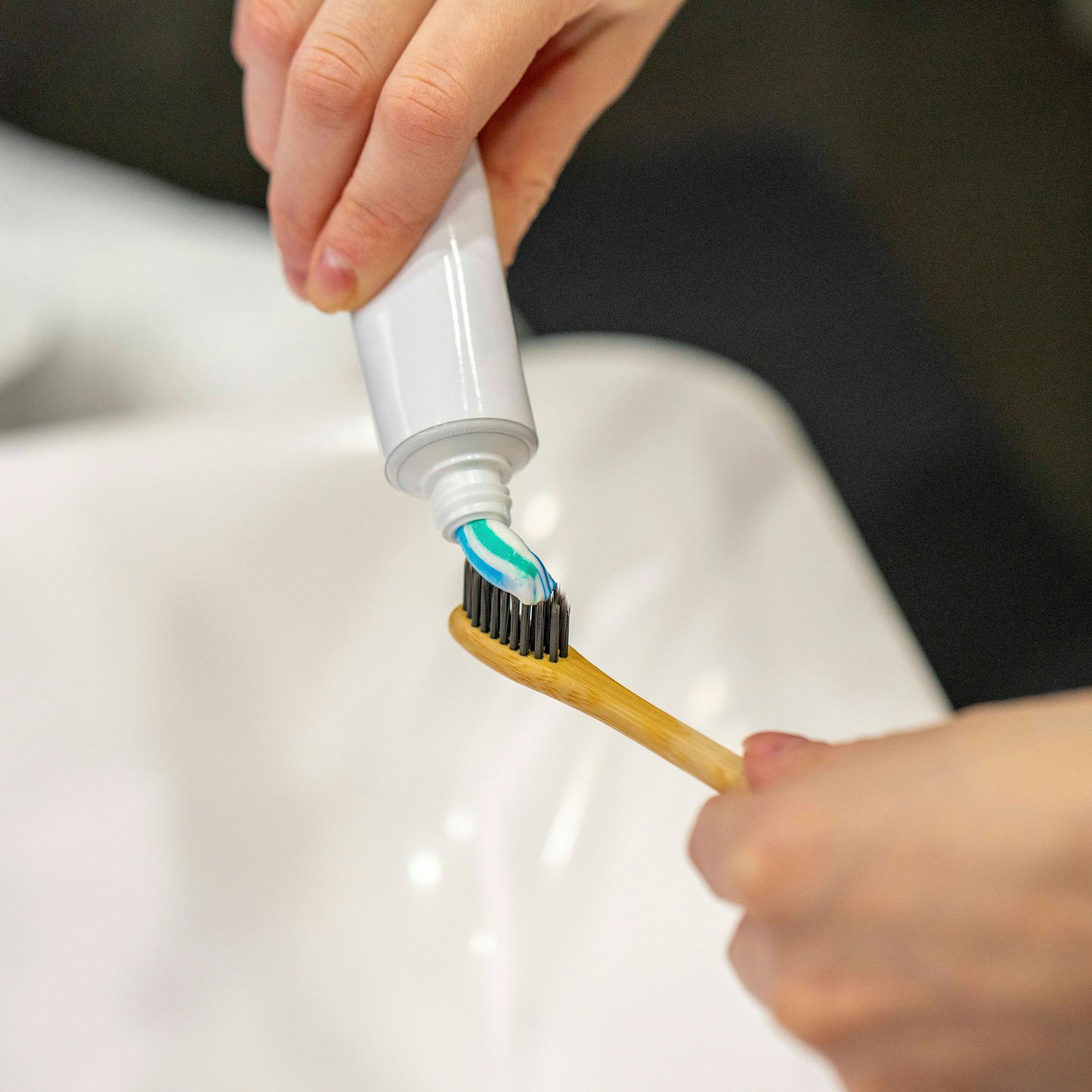 Von Schmuck bis Fugen: Fünf Dinge, die Sie mit Zahnpasta mühelos reinigen