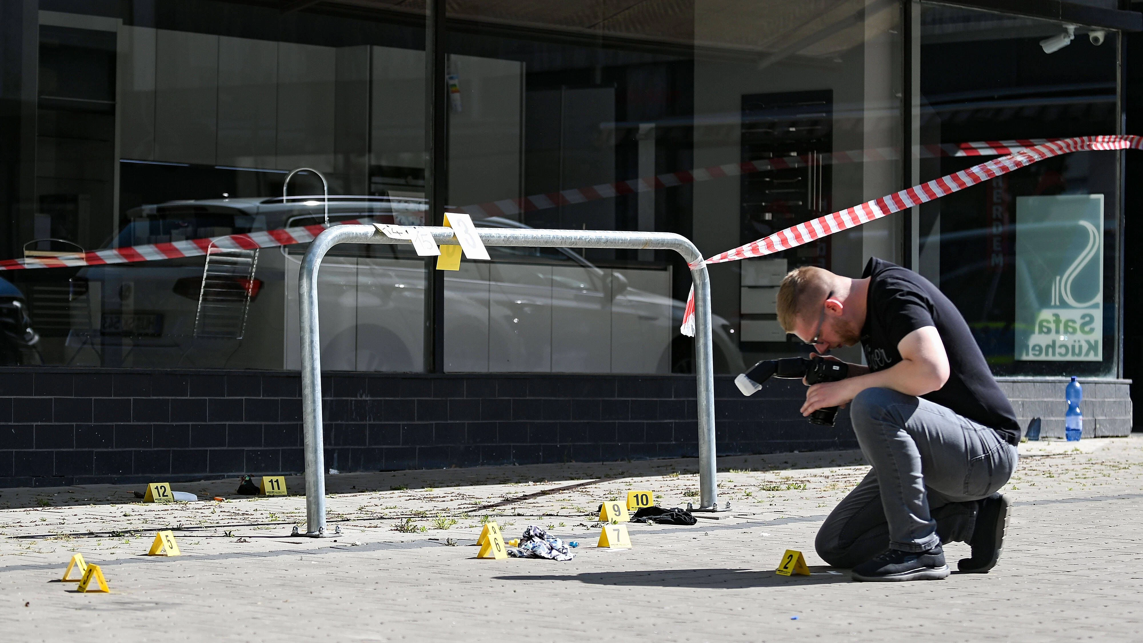 Ermittler sichern nach dem Doppel-Mord an zwei Kindern in Hanau Spuren.