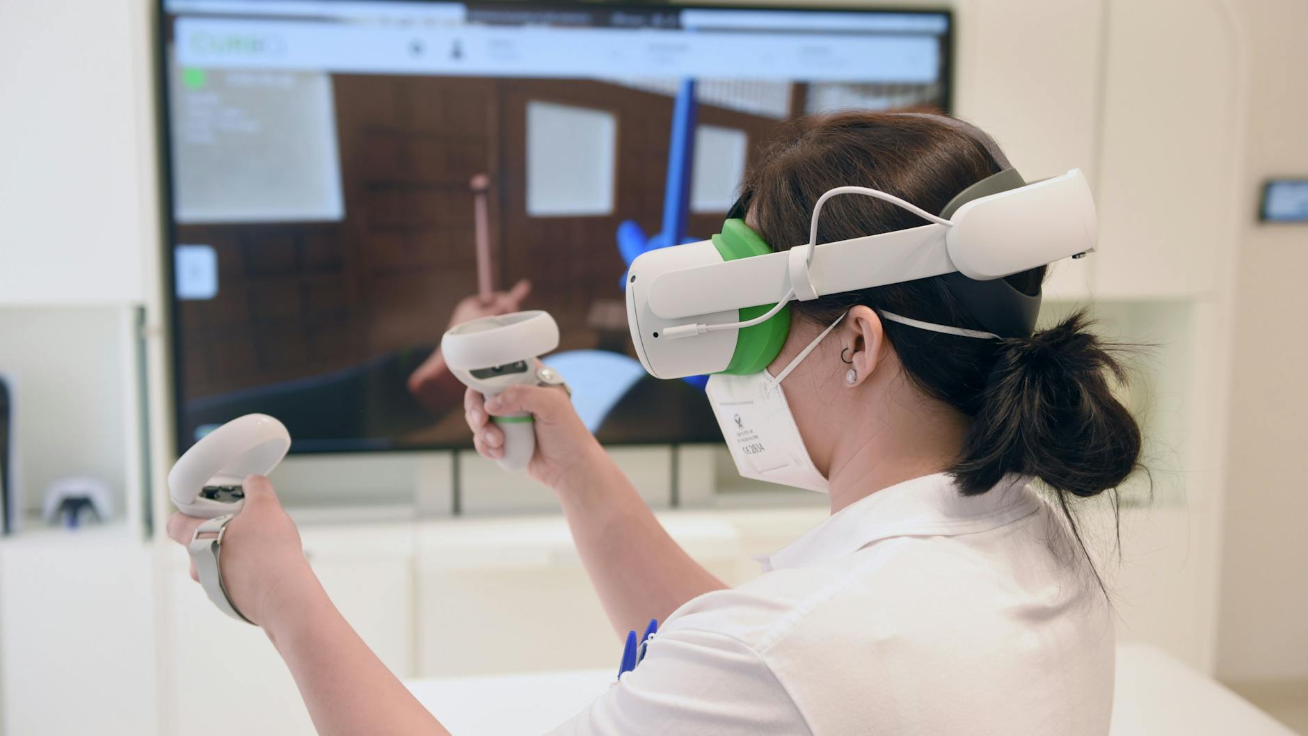 Eine Mitarbeiterin der Abteilung digitale Therapie erprobt die virtuelle Realität, mit der auch Patienten mit Post-Covid behandelt werden können.