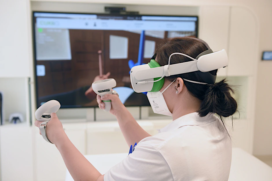 Eine Mitarbeiterin der Abteilung digitale Therapie erprobt die virtuelle Realität, mit der auch Patienten mit Post-Covid behandelt werden können.