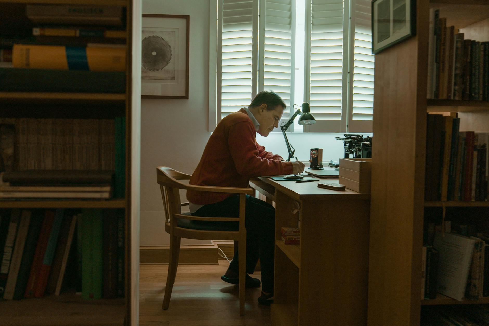 Der Verlag Suhrkamp hat Tellkamps „Der Schlaf in den Uhren“ trotz aller Unkenrufe veröffentlicht. „Fast hätte ich gar nicht mehr daran geglaubt“, sagt Uwe Tellkamp im Film.
