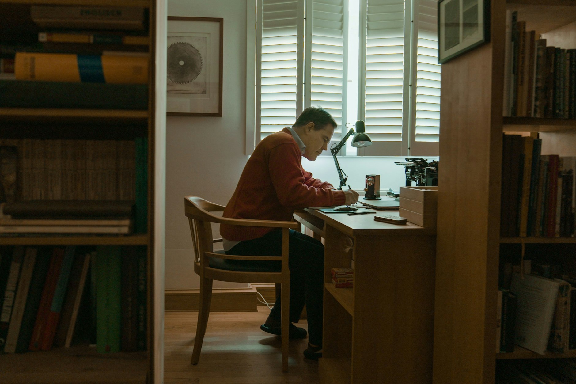 Der Verlag Suhrkamp hat Tellkamps „Der Schlaf in den Uhren“ trotz aller Unkenrufe veröffentlicht. „Fast hätte ich gar nicht mehr daran geglaubt“, sagt Uwe Tellkamp im Film.