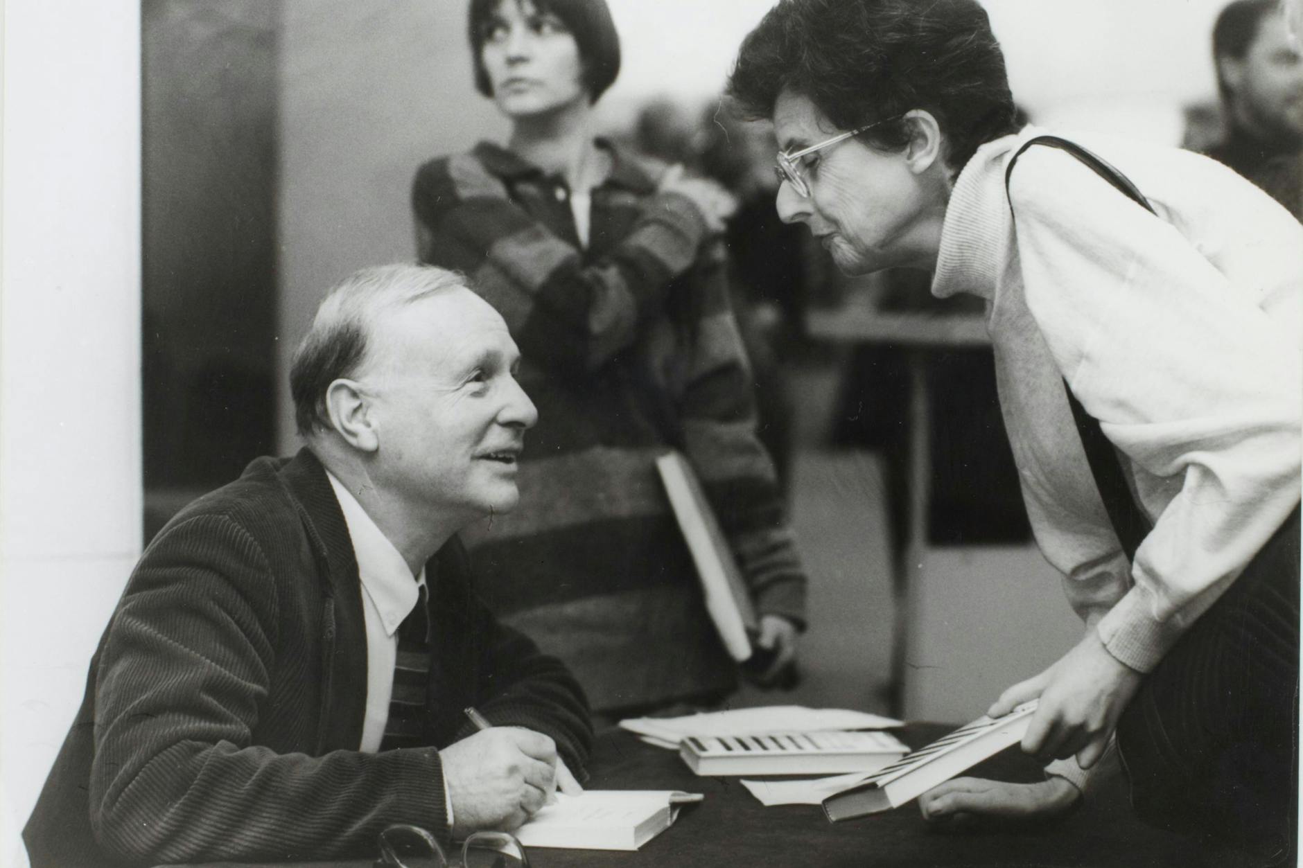 Gerhard Leo signiert im Februar 1989 sein Buch.