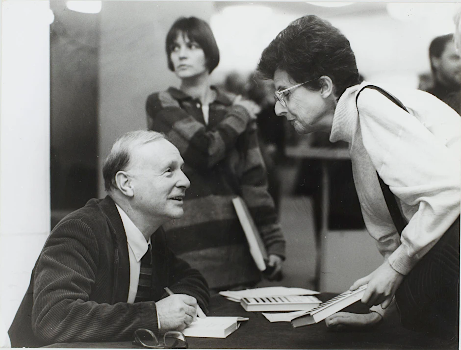 Gerhard Leo signiert im Februar 1989 sein Buch.