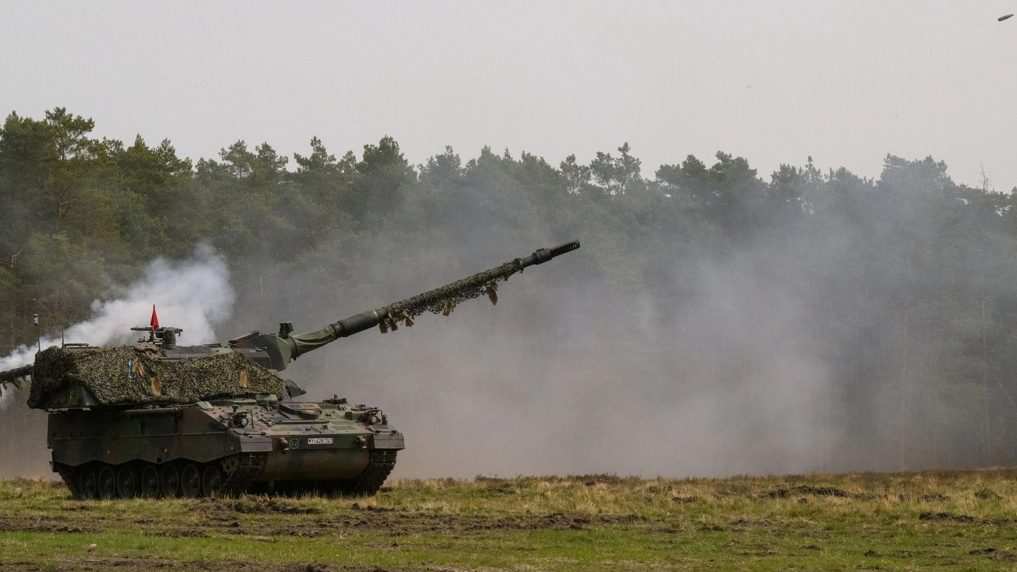 Panzerhaubitzen, wie sie die Ukraine bekommen soll, werden jeweils von fünf Soldaten bedient.