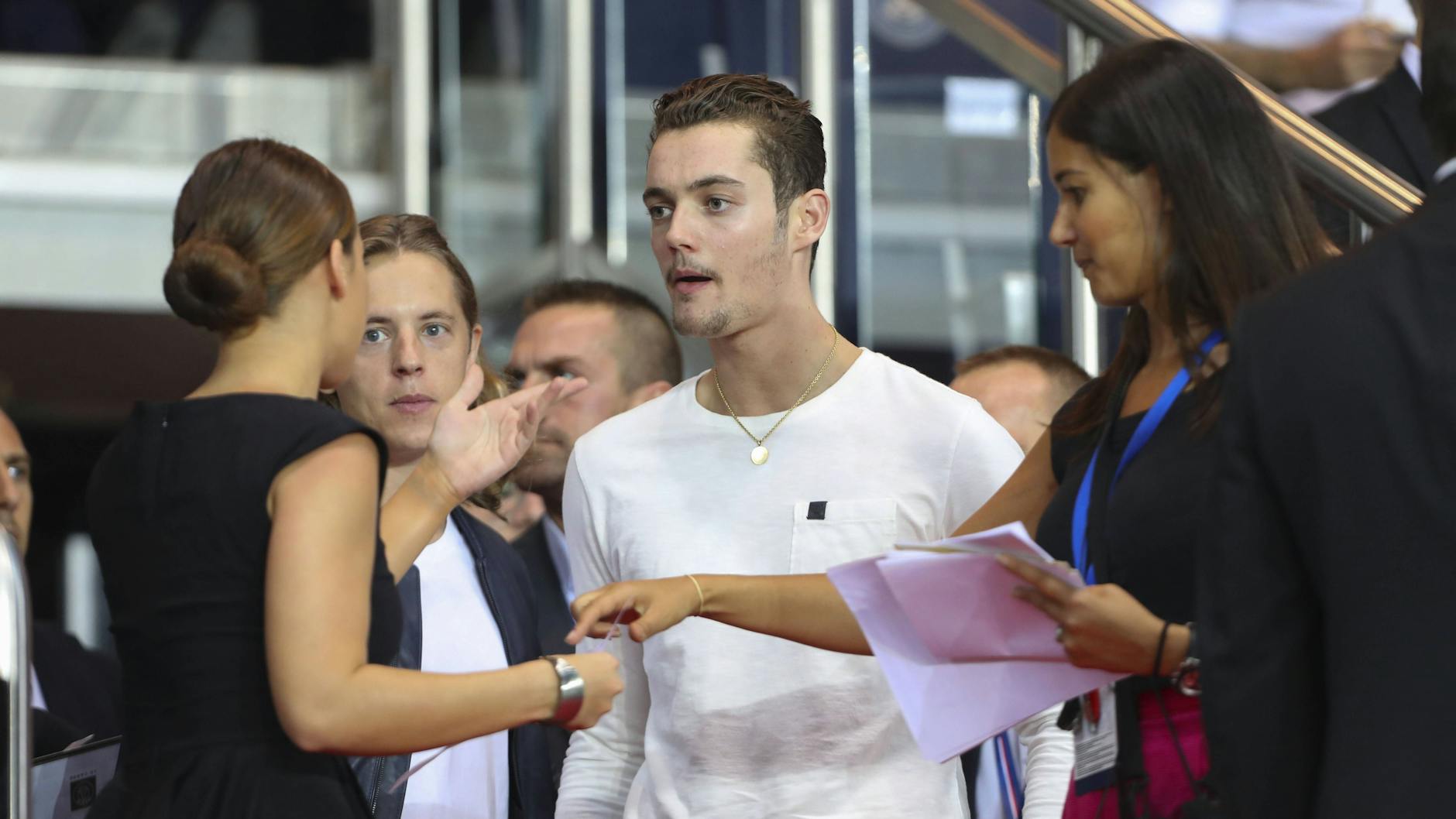 Der Mann mit der Tomate: Louis Sarkozy (Mitte)