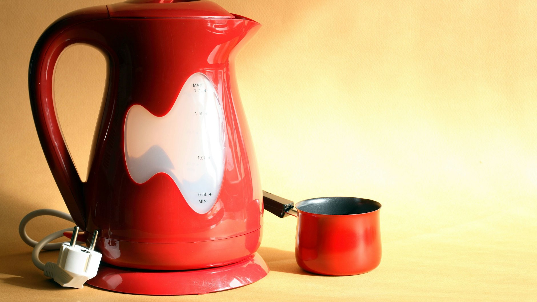 Der Wasserkocher verbraucht deutlich weniger Energie, als wenn Sie das Wasser auf dem Herd erhitzen. 