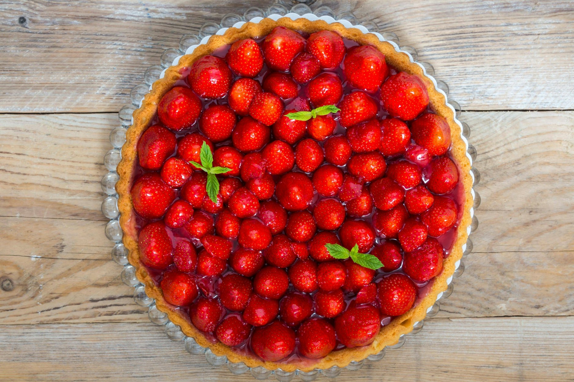 Ein leckerer Erdbeerkuchen ist schnell gemacht und schmeckt der ganzen Familie.