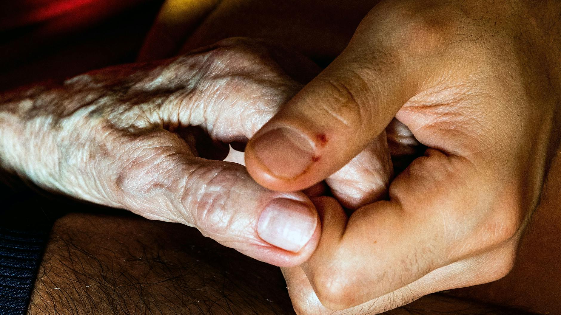 Hand in Hand: Auch hier ist der Altersunterschied klar erkennbar.