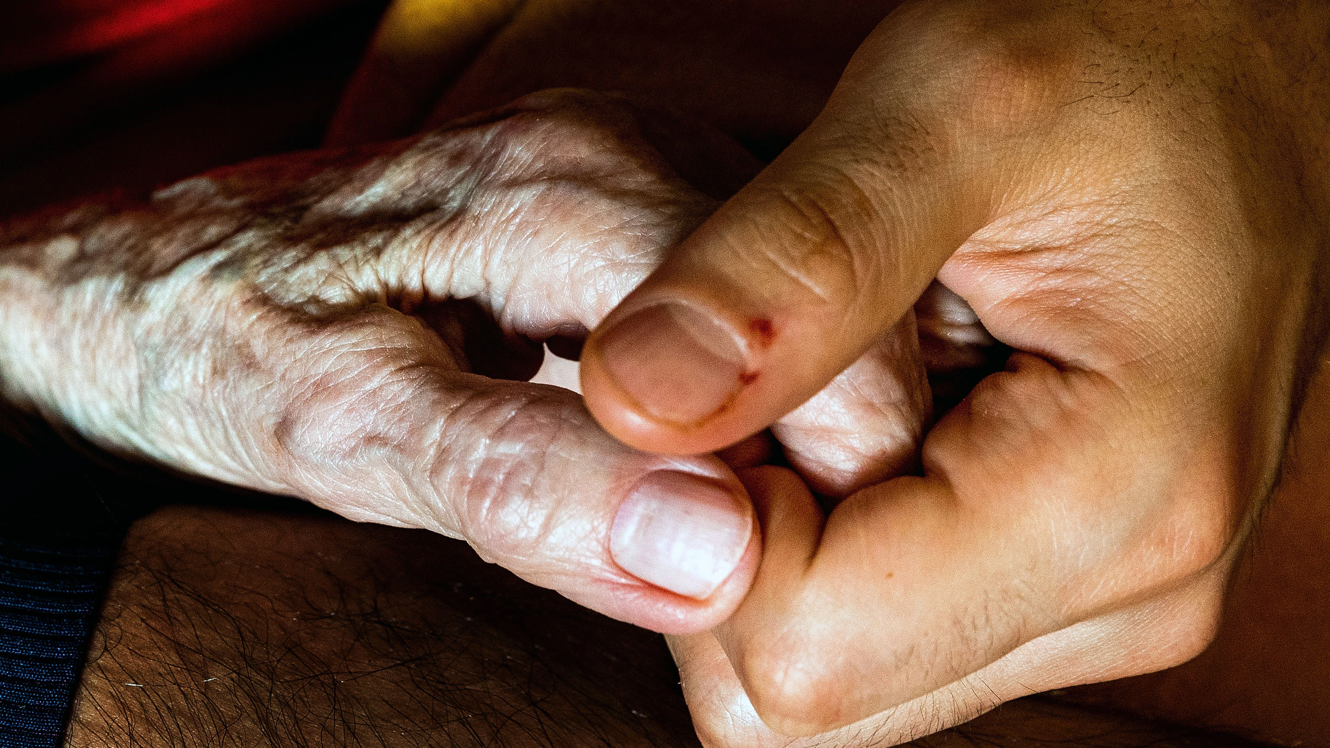 Hand in Hand: Auch hier ist der Altersunterschied klar erkennbar.