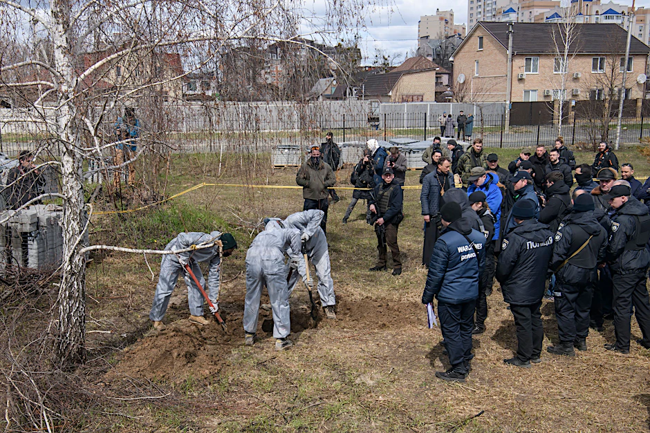 Ukraine: Rechtsmedizinische Untersuchung an einem entdeckten Massengrab in Butscha (Foto vom 12. April).